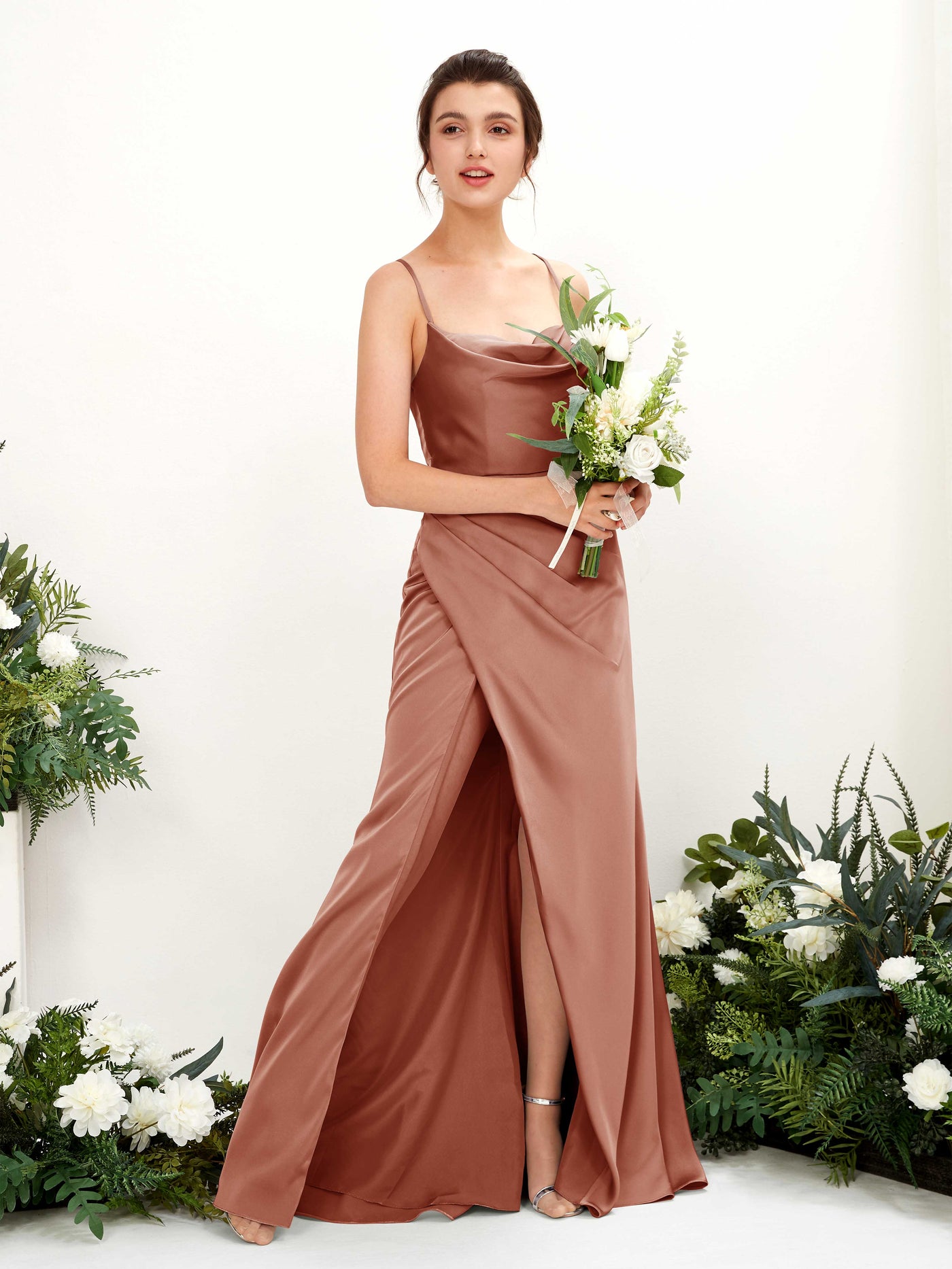 Carlyna Vestido de dama de honor Corte imperial Escote drapeado Hasta el suelo Siena Natural #color_siena-natural