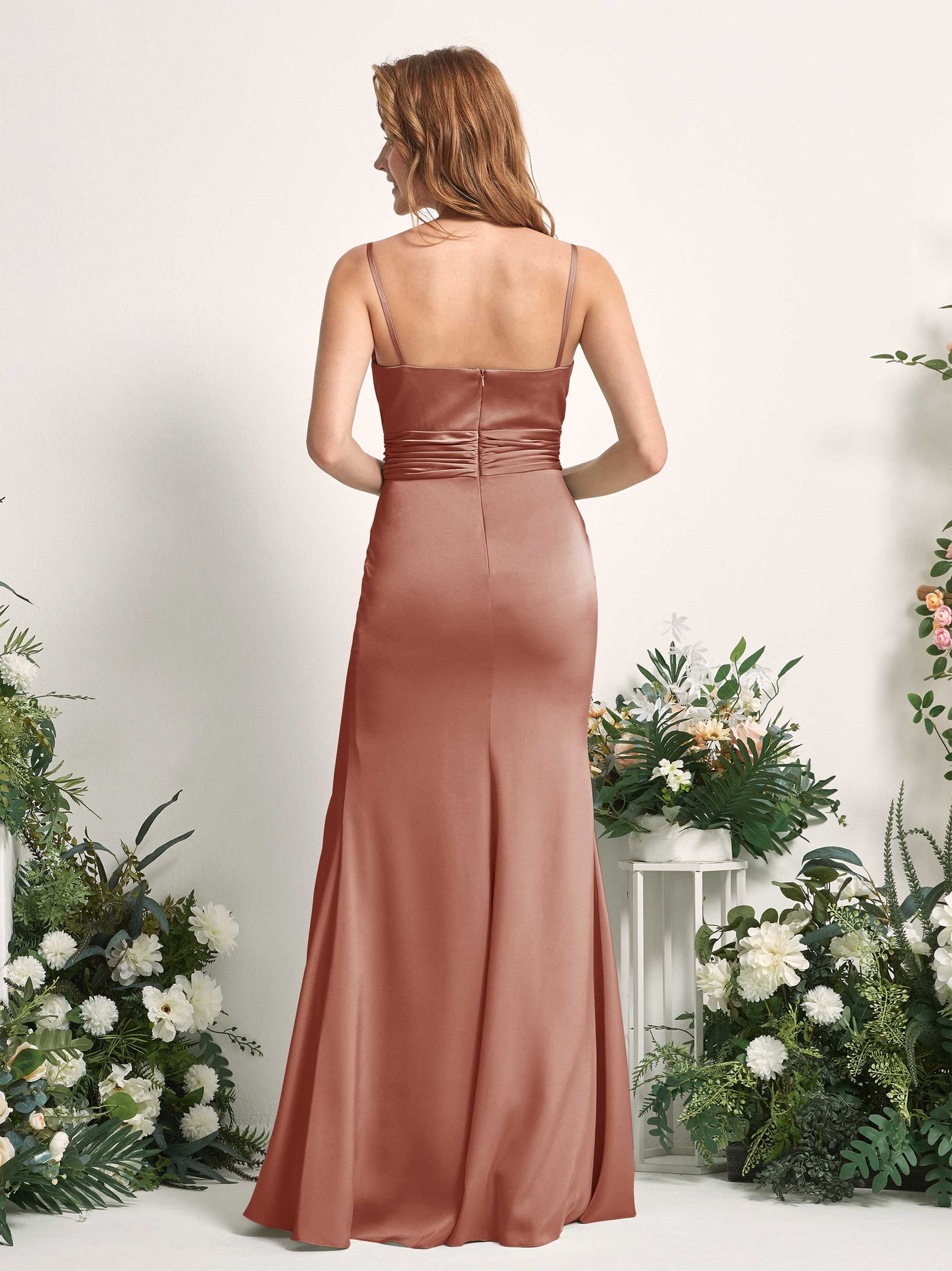 Carlyna Vestido de dama de honor corte sirena escote redondo fruncido hendidura pierna Siena Natural #color_siena-natural