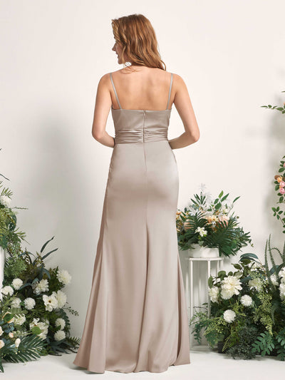 Carlyna Vestido de dama de honor corte sirena escote redondo fruncido hendidura pierna Taupe #color_taupe