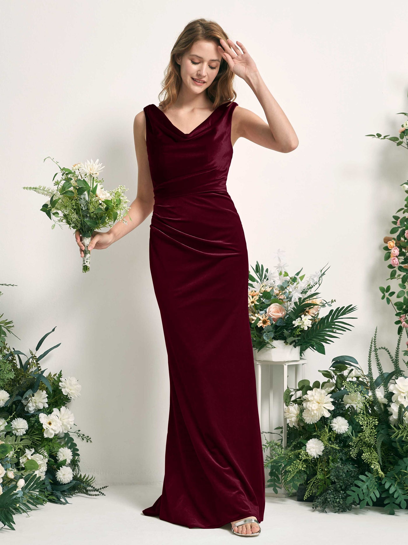 Carlyna Vestido de dama de honor corte trompeta/sirena escote en V hasta el suelo terciopelo Borgoña #color_borgo-a