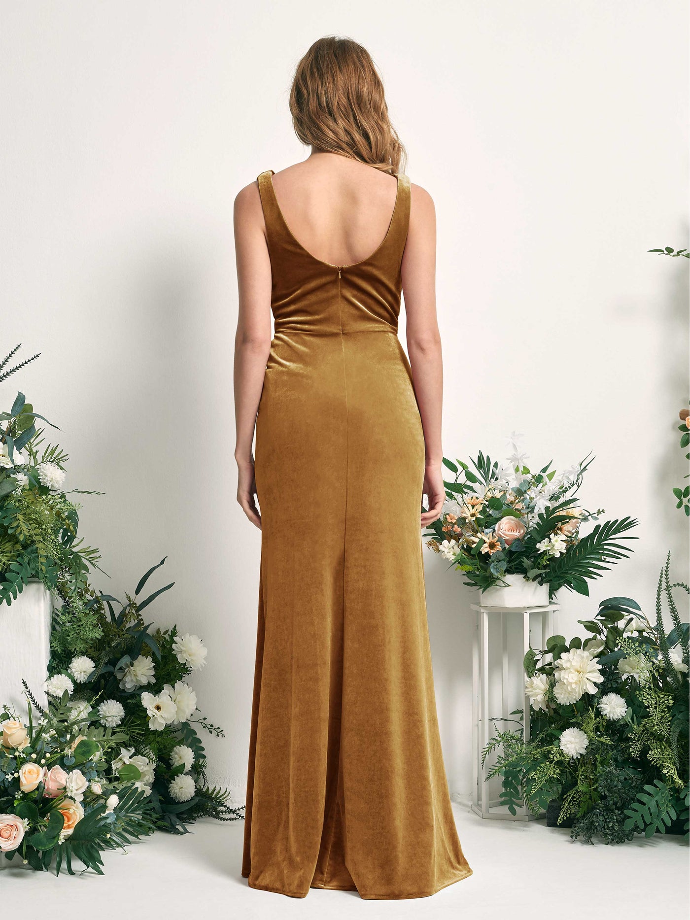 Carlyna Vestido de dama de honor corte trompeta/sirena escote en V hasta el suelo terciopelo Oro Bruñido #color_oro-bru-ido