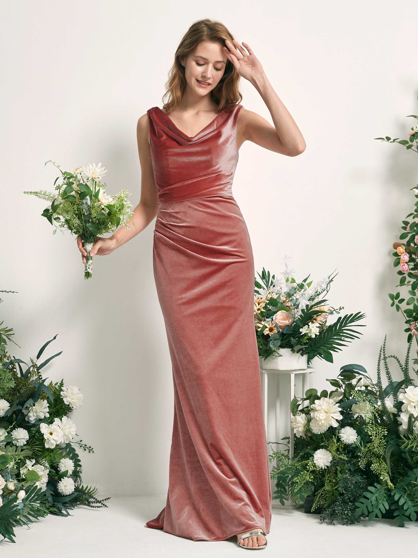 Carlyna Vestido de dama de honor corte trompeta/sirena escote en V hasta el suelo terciopelo Rosa Polvorienta #color_rosa-polvorienta
