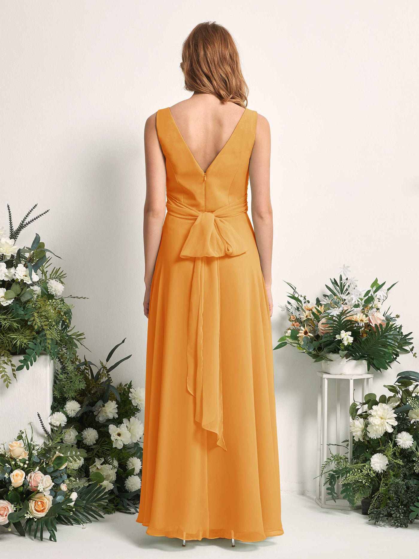 Carlyna Vestido de dama de honor línea A escote en V hasta el suelo Mango #color_mango