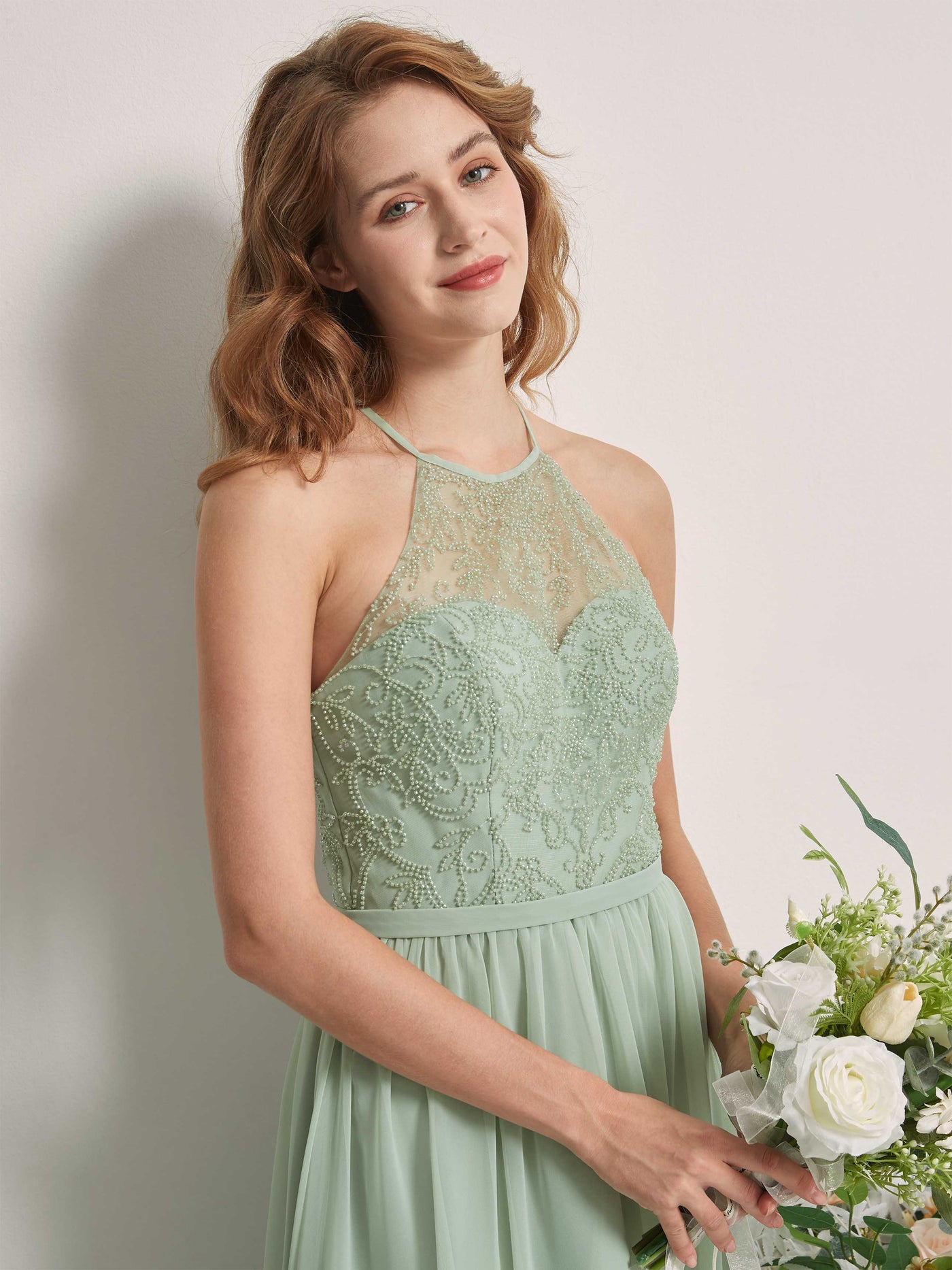 Carlyna Vestido de dama de honor línea A escote ilusión hasta el suelo Verde Salvia #color_verde-salvia