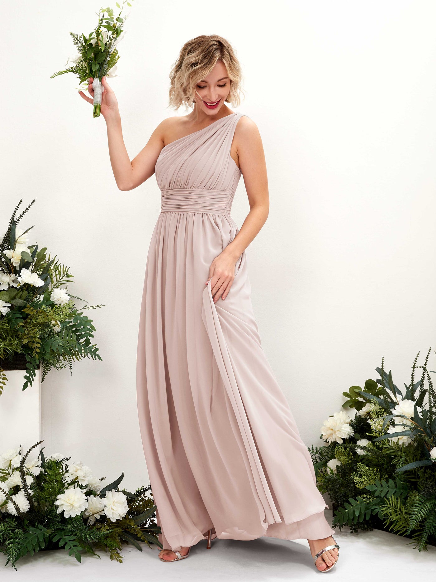 Carlyna Vestido de dama de honor línea A fruncido un hombro longitud hasta el suelo Biscotti #color_biscotti