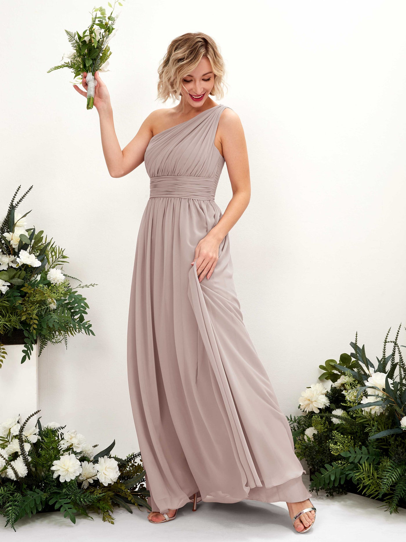 Carlyna Vestido de dama de honor línea A fruncido un hombro longitud hasta el suelo Gris Pardo #color_gris-pardo