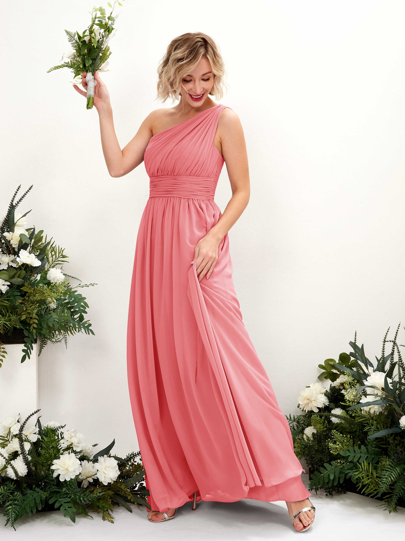 Carlyna Vestido de dama de honor línea A fruncido un hombro longitud hasta el suelo Rosa Coral #color_rosa-coral