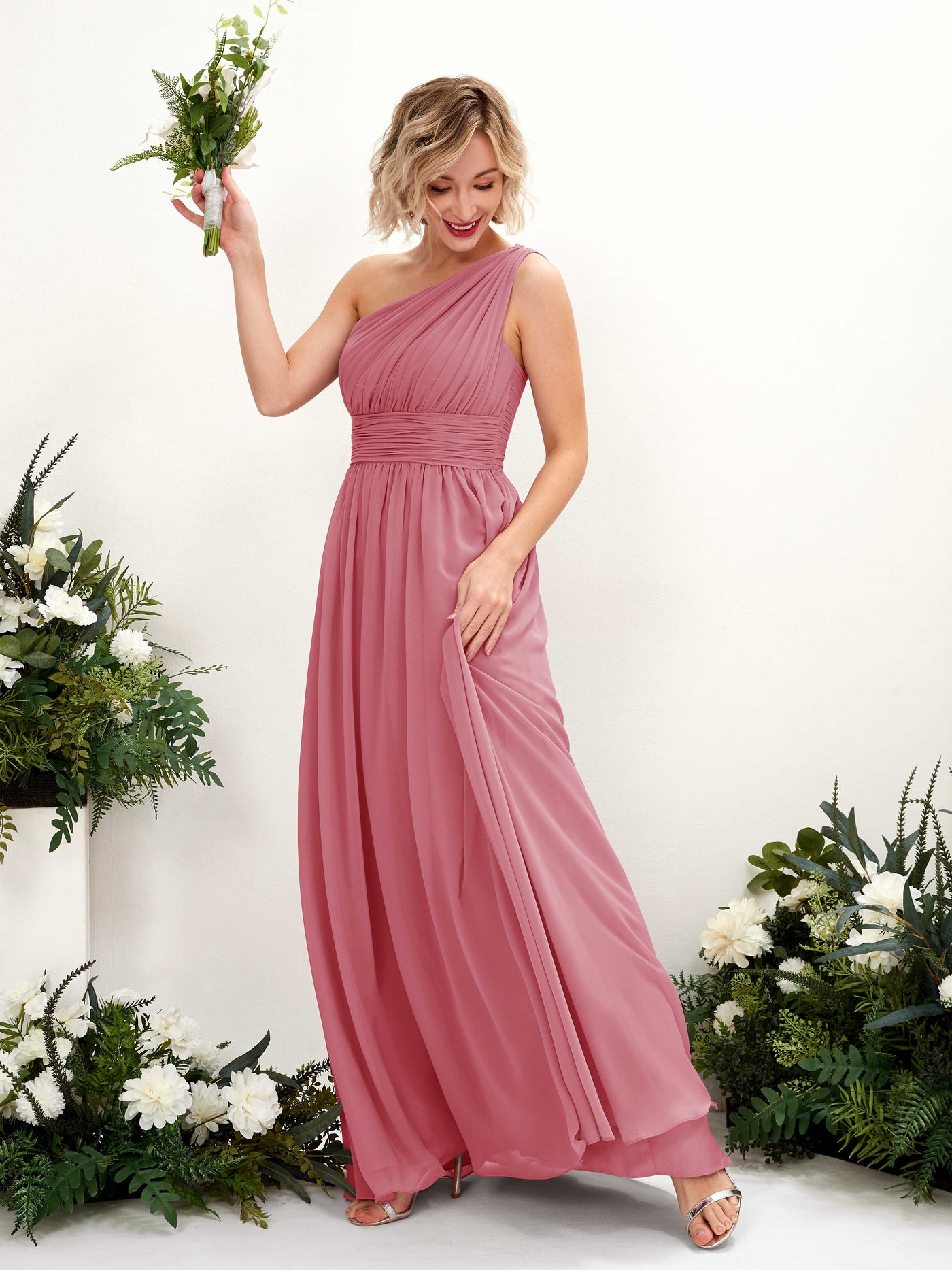 Carlyna Vestido de dama de honor línea A fruncido un hombro longitud hasta el suelo Rosa Del Desierto #color_rosa-del-desierto