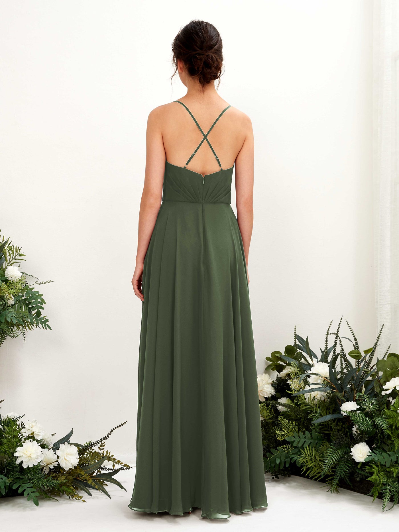Carlyna Vestido de línea A escote en V con tirantes finos hasta el suelo vestido de dama de honor Oliva Martini #color_oliva-martini