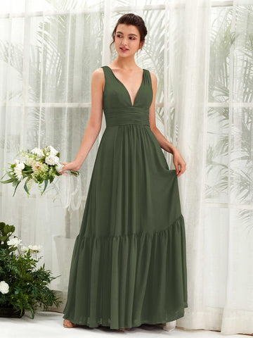 Carlyna Vestido de línea A escote en V hasta el suelo dama de honor Oliva Martini #color_oliva-martini