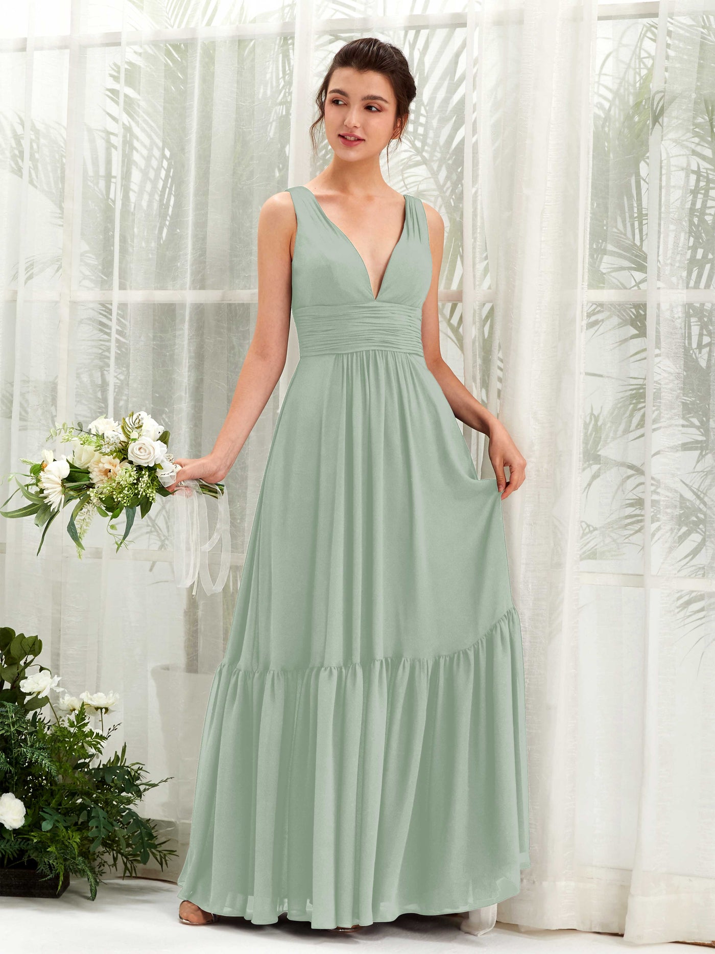 Carlyna Vestido de línea A escote en V hasta el suelo dama de honor Verde Salvia #color_verde-salvia
