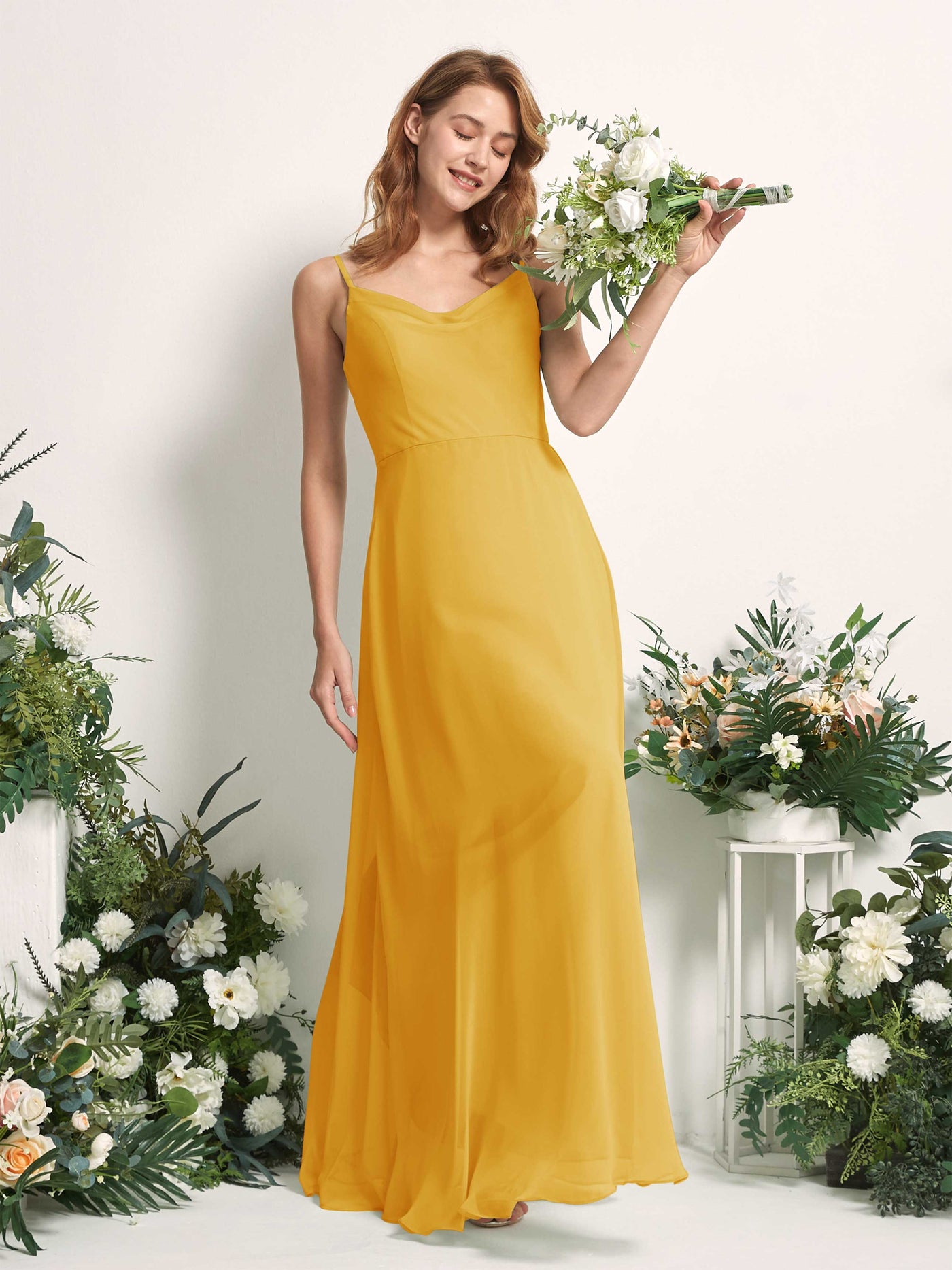 Carlyna Vestido de línea A escote en V hasta el suelo gasa dama de honor Amarillo Mostaza #color_amarillo-mostaza