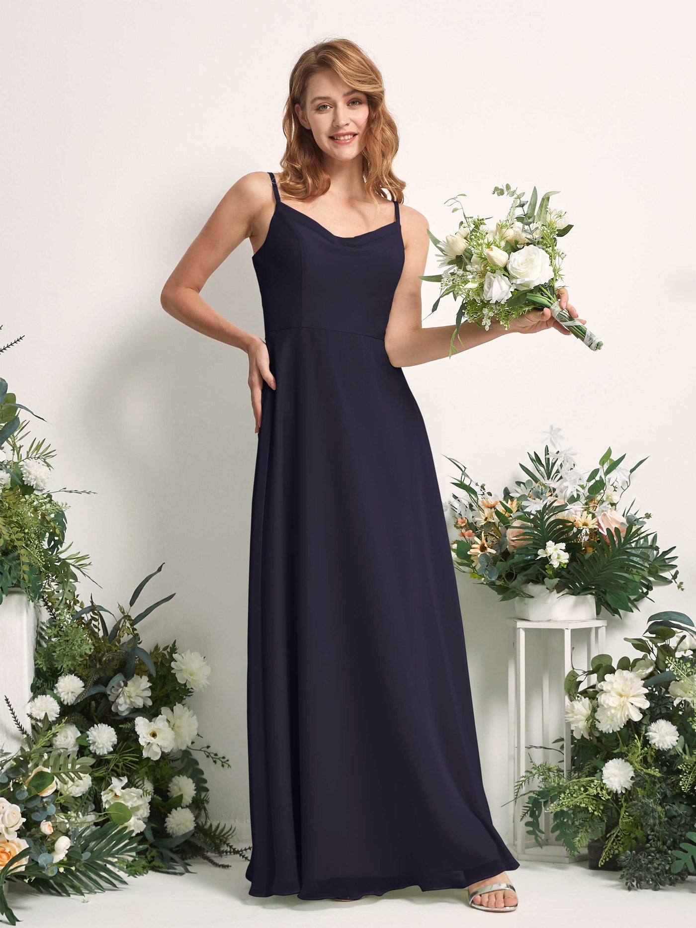 Carlyna Vestido de línea A escote en V hasta el suelo gasa dama de honor Azul Marino Oscuro #color_azul-marino-oscuro