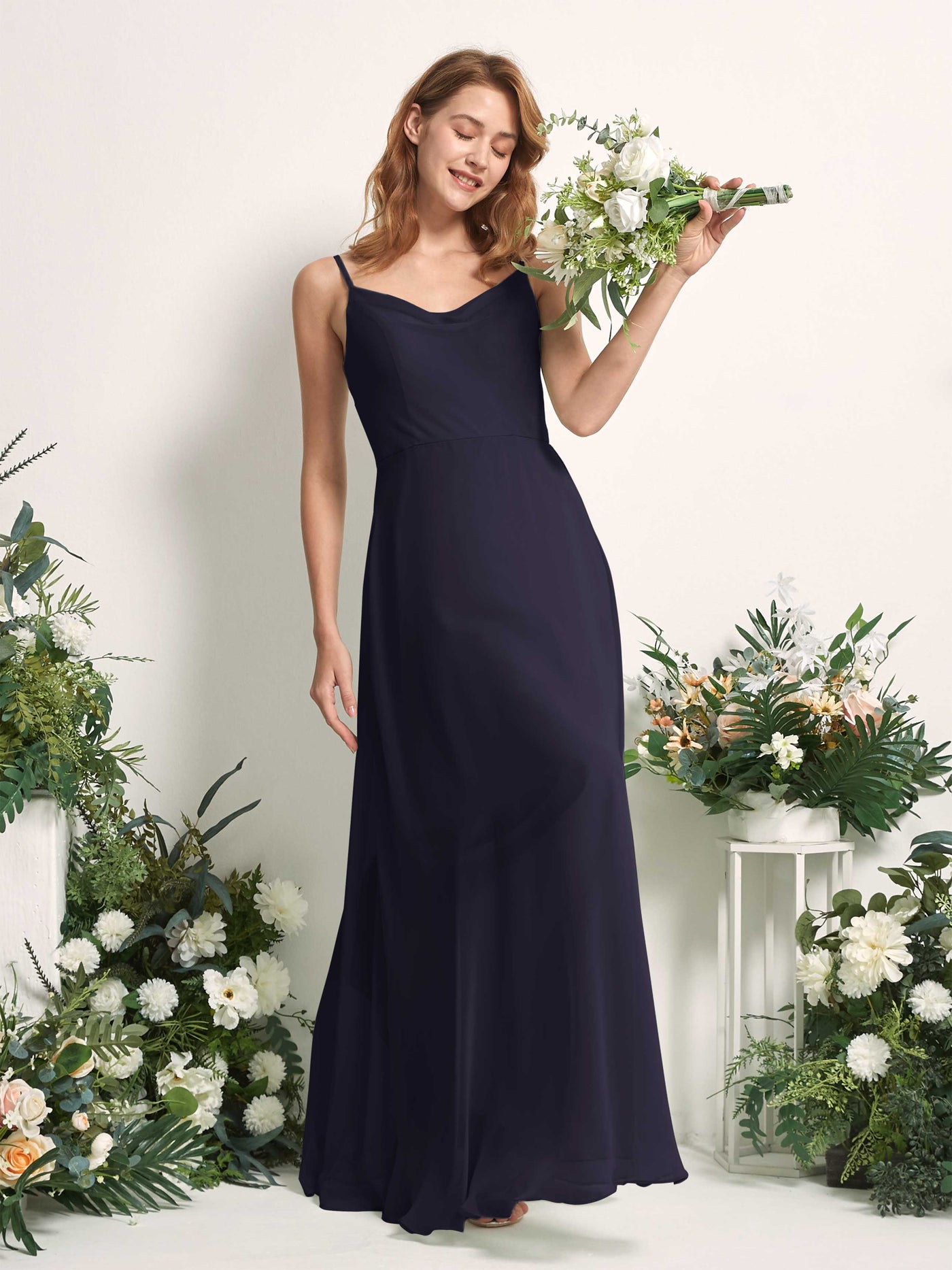 Carlyna Vestido de línea A escote en V hasta el suelo gasa dama de honor Azul Marino Oscuro #color_azul-marino-oscuro