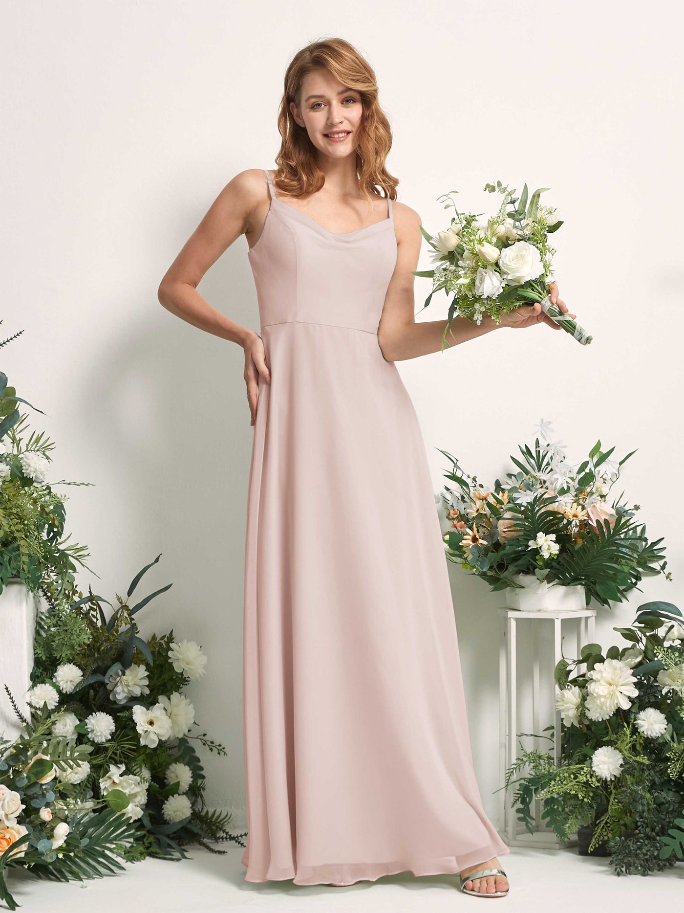 Carlyna Vestido de línea A escote en V hasta el suelo gasa dama de honor Biscotti #color_biscotti
