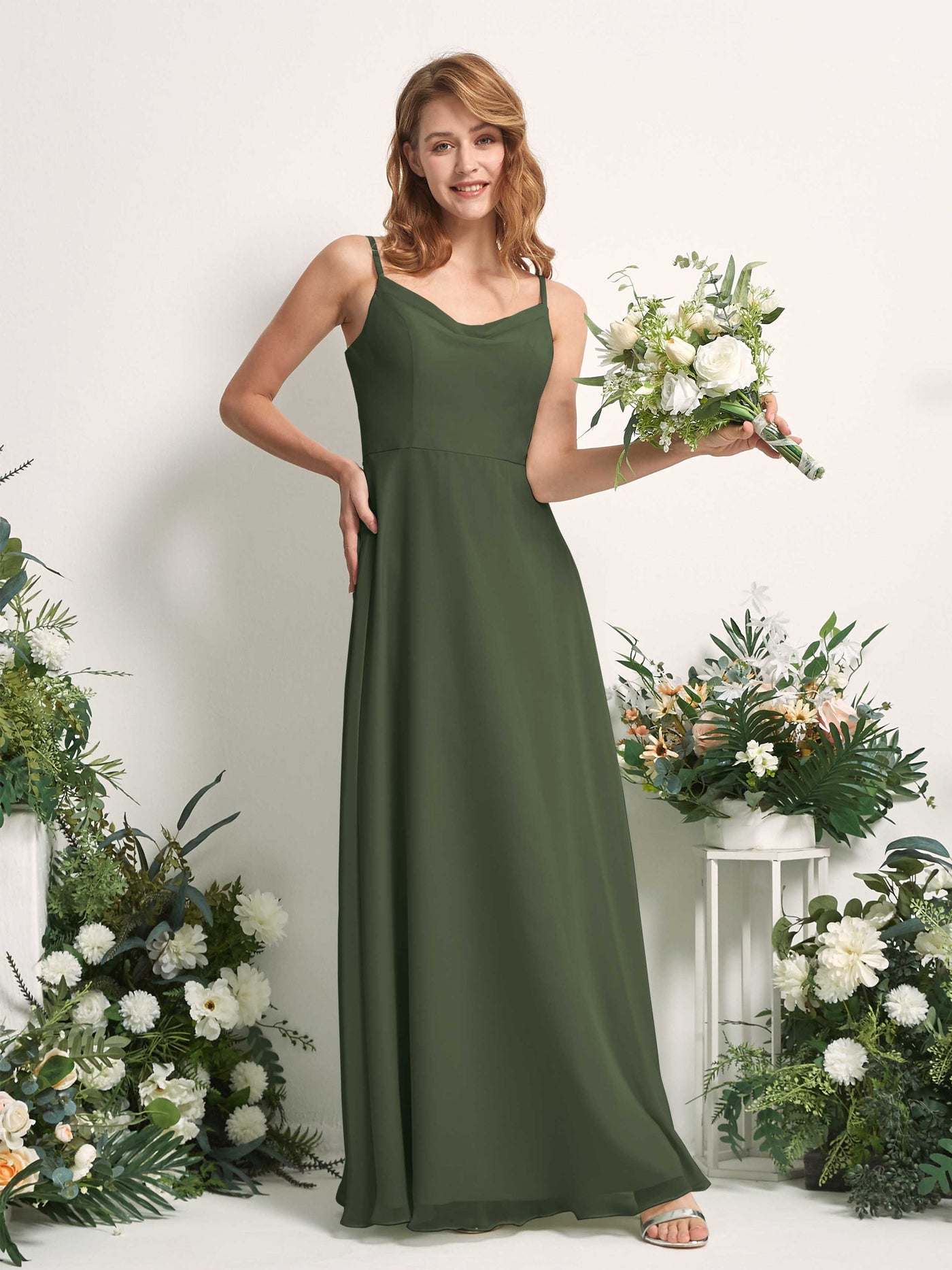 Carlyna Vestido de línea A escote en V hasta el suelo gasa dama de honor Oliva Martini #color_oliva-martini