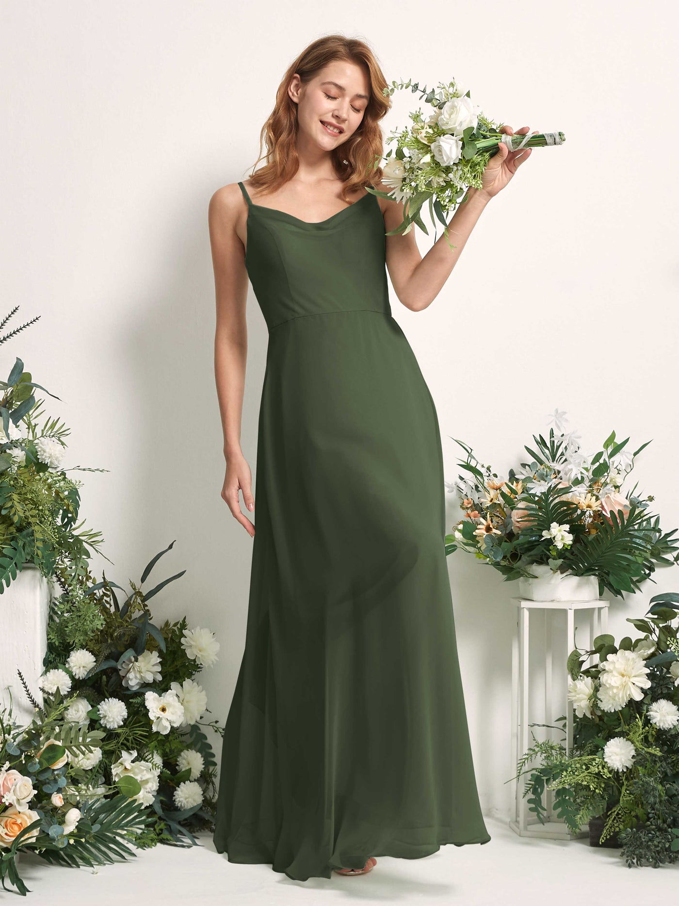 Carlyna Vestido de línea A escote en V hasta el suelo gasa dama de honor Oliva Martini #color_oliva-martini