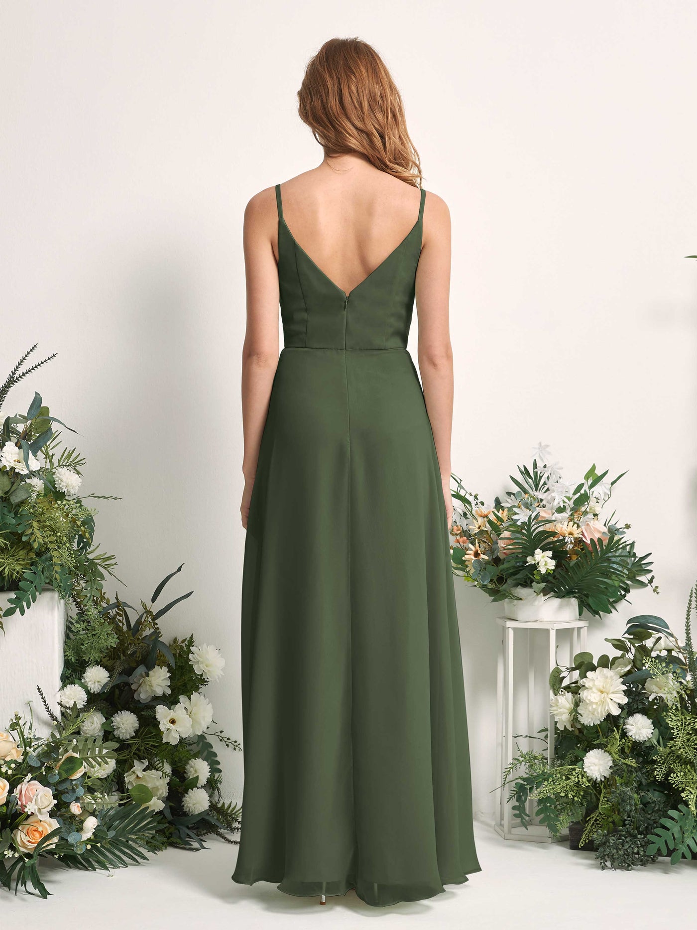 Carlyna Vestido de línea A escote en V hasta el suelo gasa dama de honor Oliva Martini #color_oliva-martini