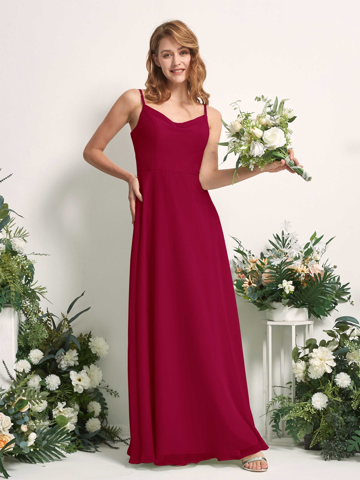Carlyna Vestido de línea A escote en V hasta el suelo gasa dama de honor Rojo Bufón #color_rojo-buf-n