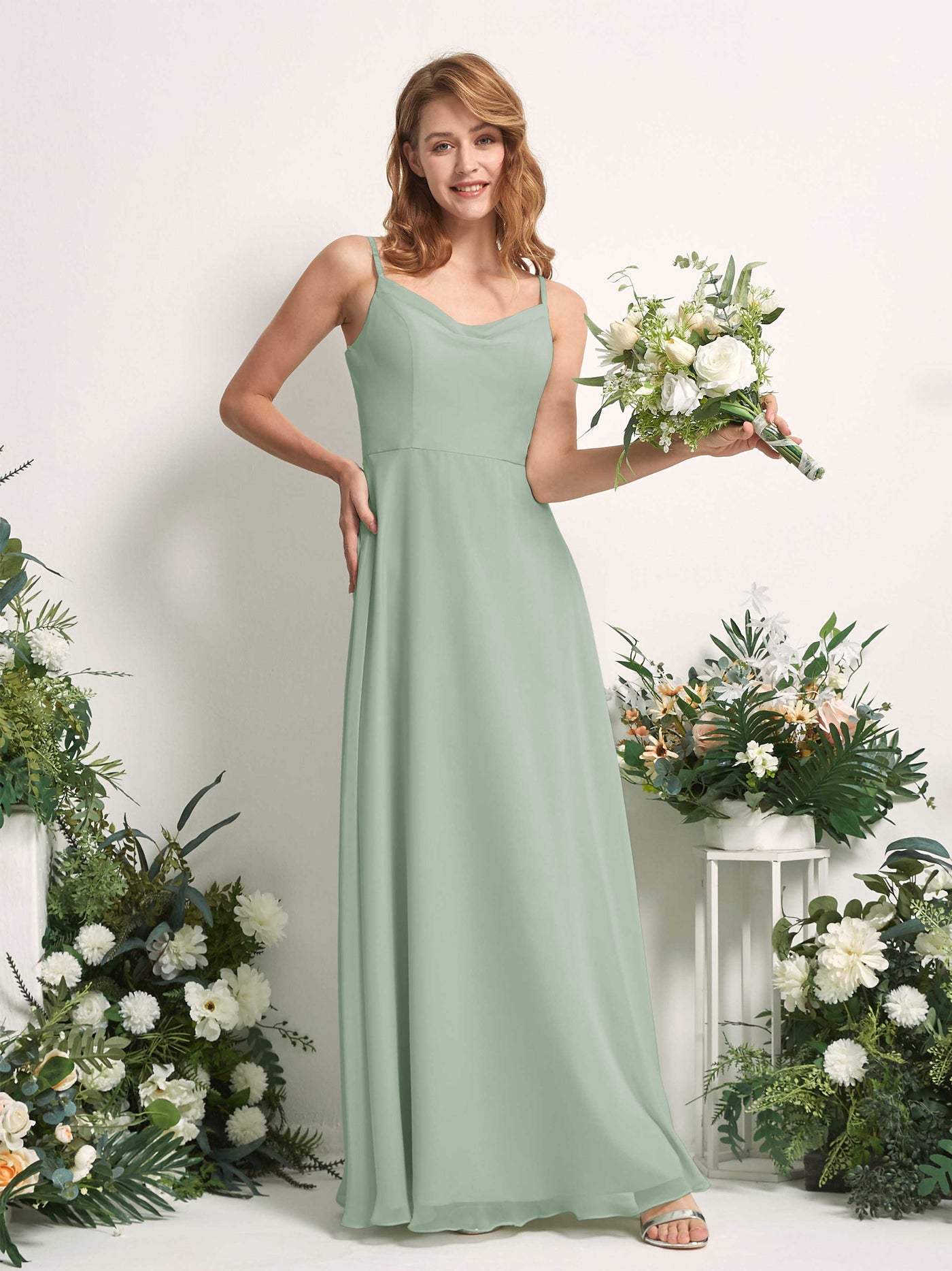 Carlyna Vestido de línea A escote en V hasta el suelo gasa dama de honor Verde Salvia #color_verde-salvia