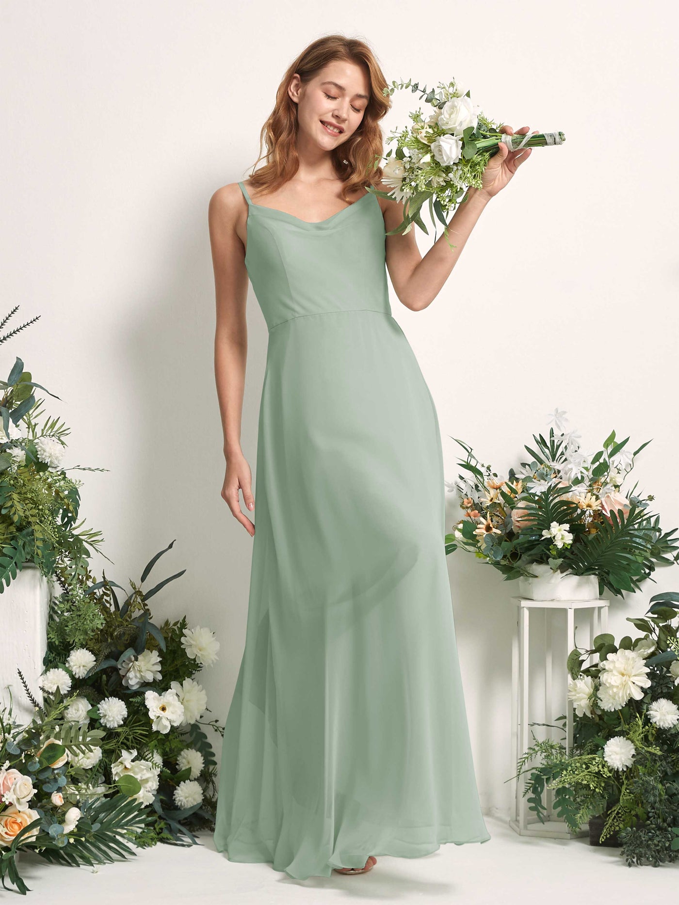 Carlyna Vestido de línea A escote en V hasta el suelo gasa dama de honor Verde Salvia #color_verde-salvia