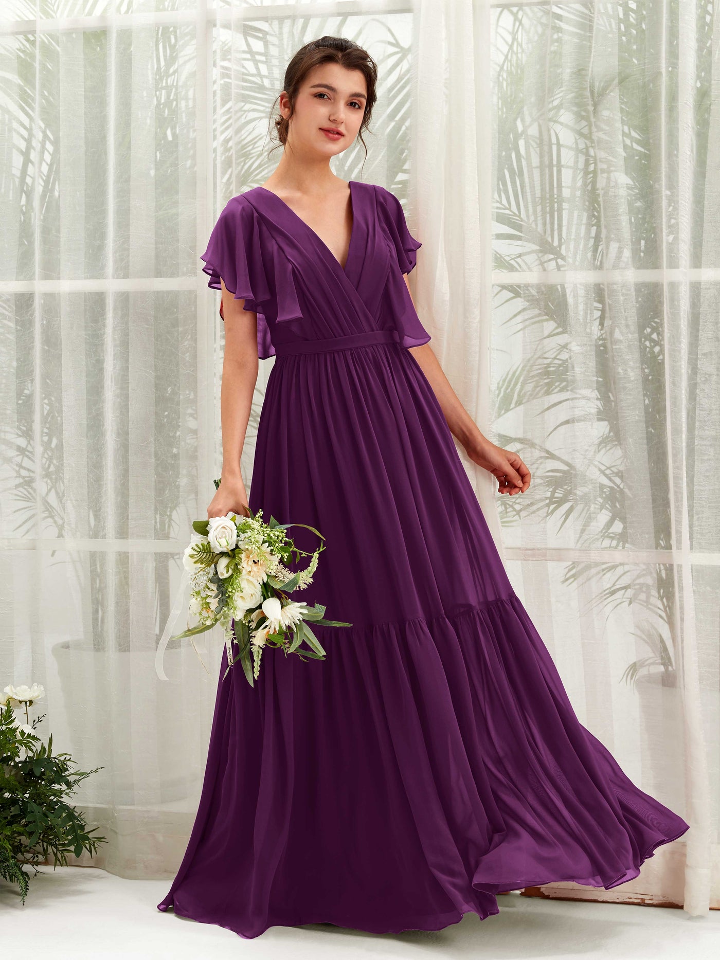 Carlyna Vestido de línea A escote en V manga con vuelo hasta el suelo dama de honor Uva #color_uva