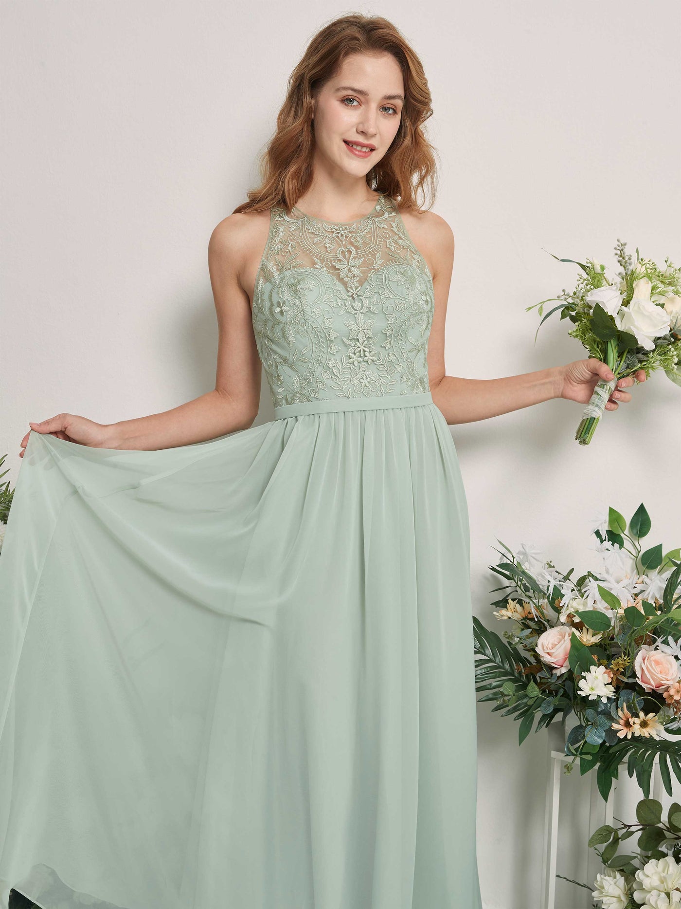 Carlyna Vestido de línea A escote ilusión hasta el suelo gasa dama de honor Verde Salvia #color_verde-salvia