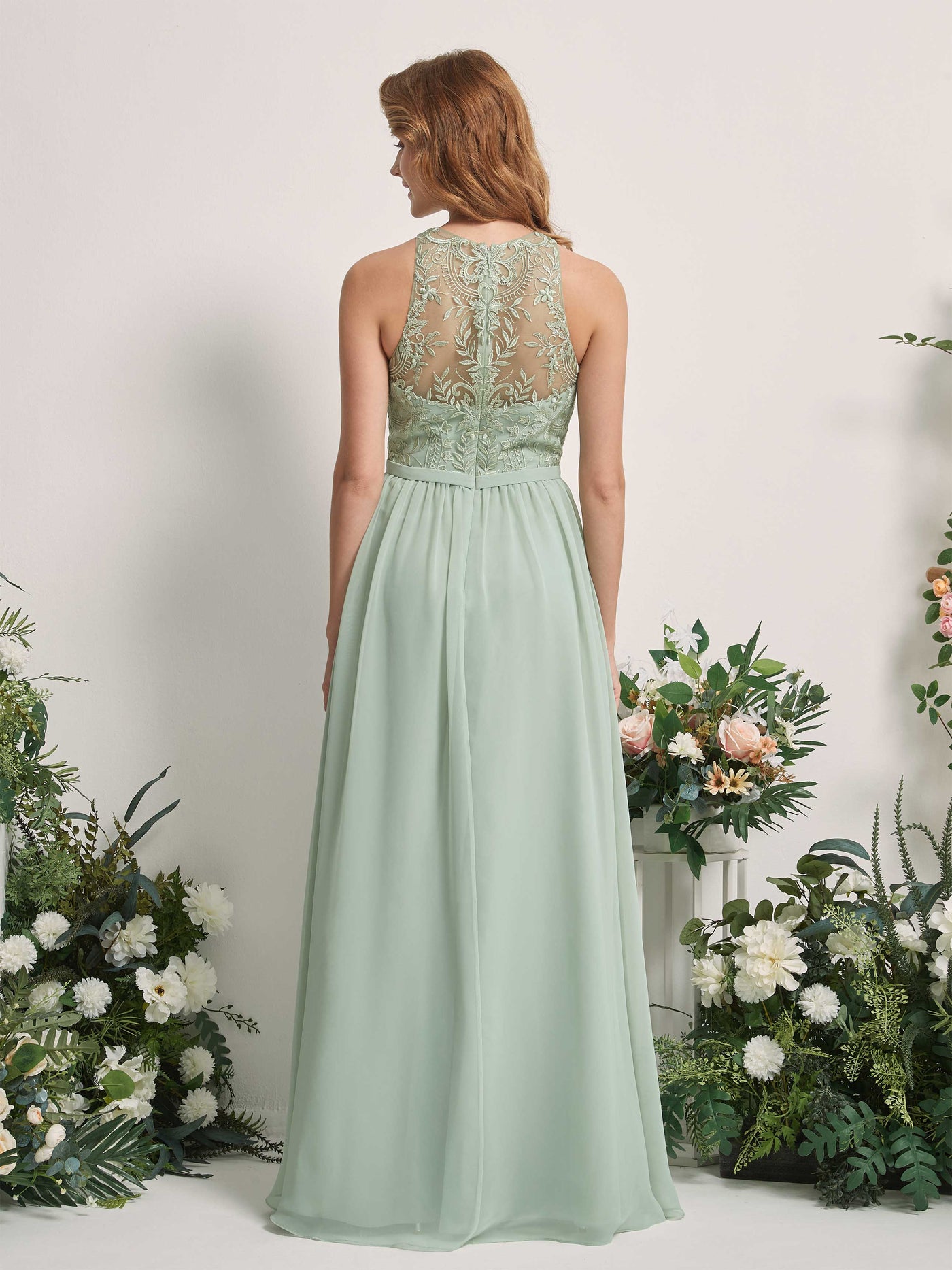 Carlyna Vestido de línea A escote ilusión hasta el suelo gasa dama de honor Verde Salvia #color_verde-salvia
