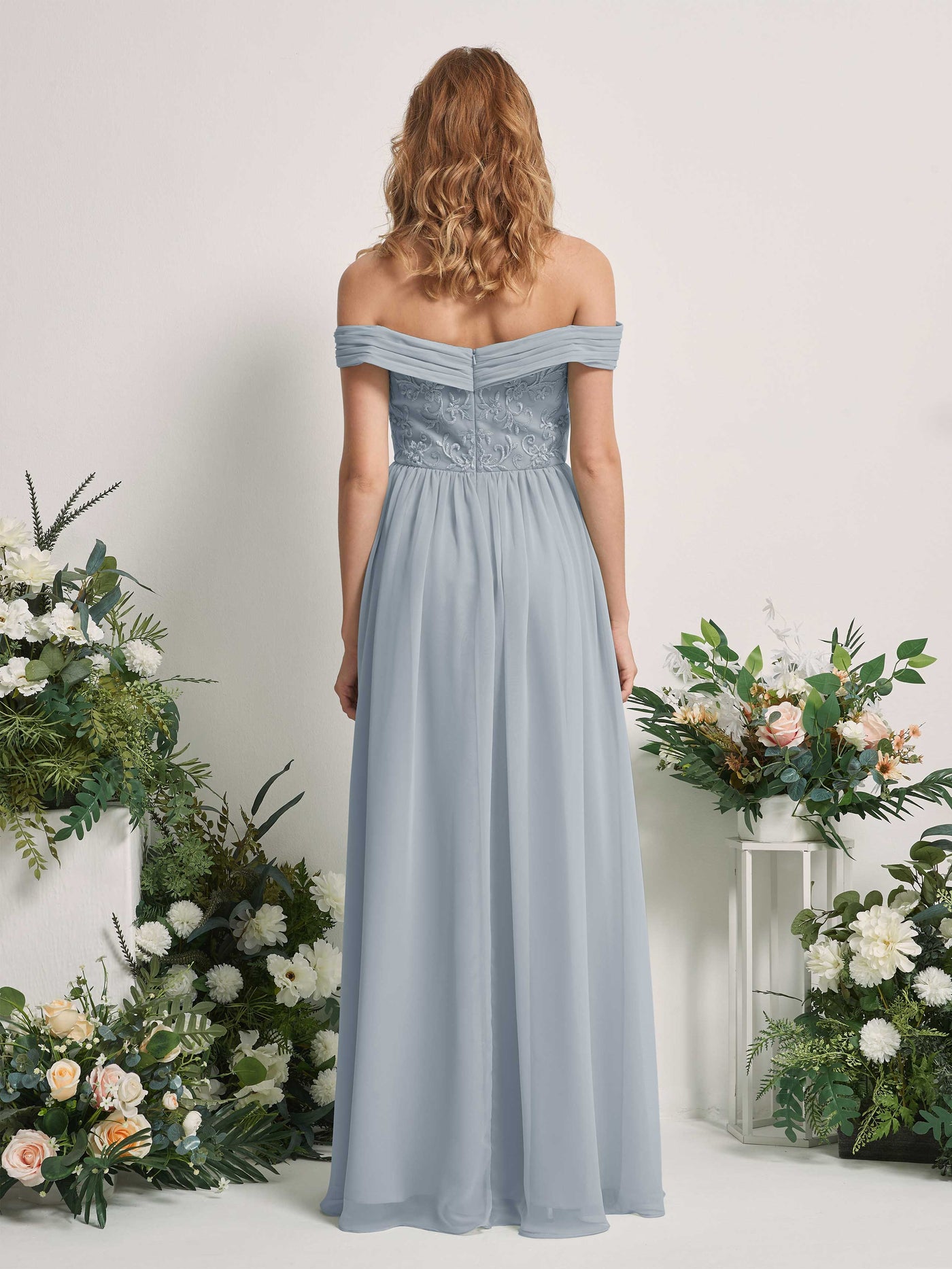 Carlyna Vestido de Línea A Hombros Caídos Hasta el Suelo Bordado Vestidos de Dama de Honor Azul Empolvado Mejorado #color_azul-empolvado-mejorado