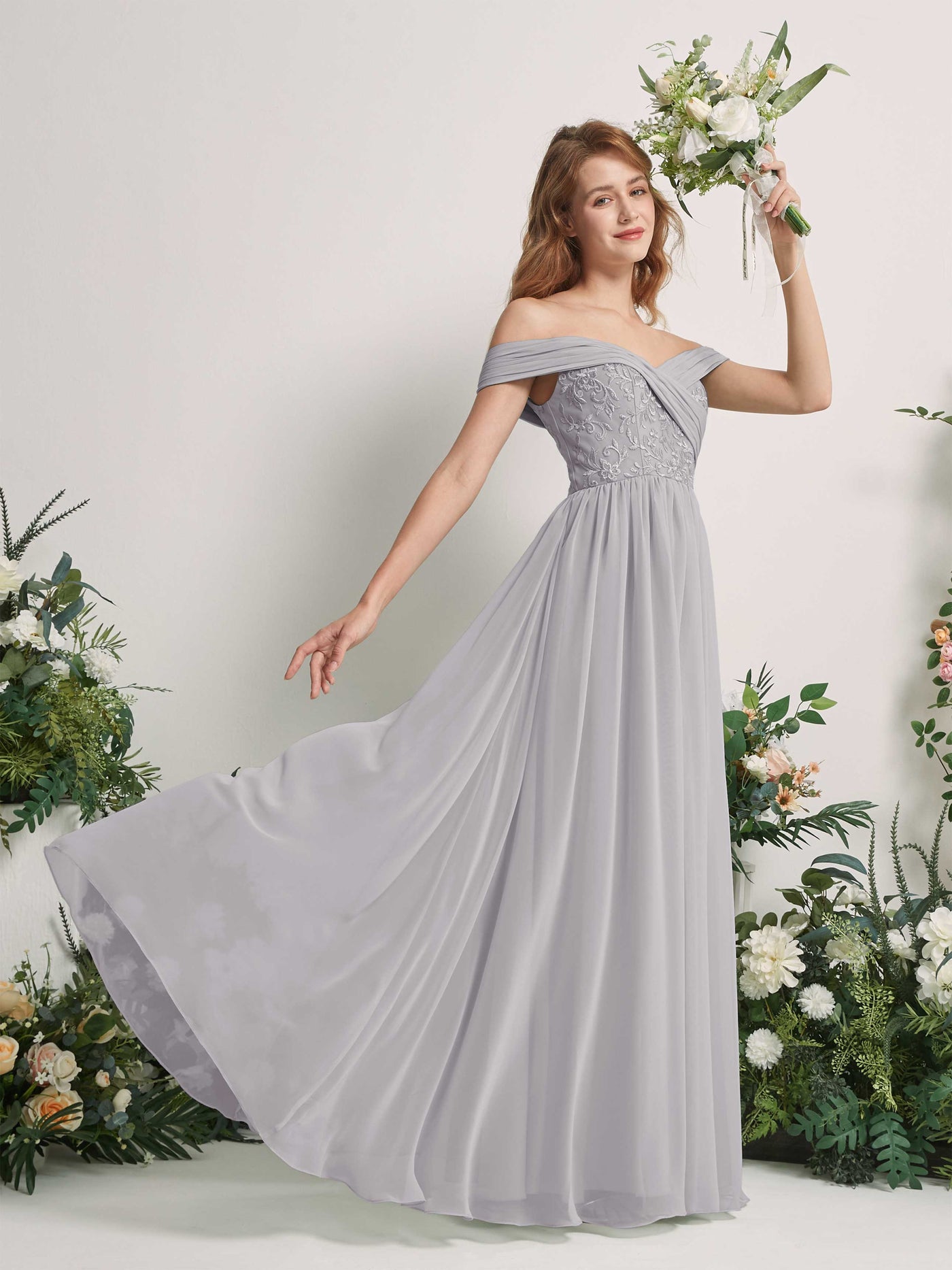 Carlyna Vestido de Línea A Hombros Caídos Hasta el Suelo Bordado Vestidos de Dama de Honor Gris Paloma #color_gris-paloma