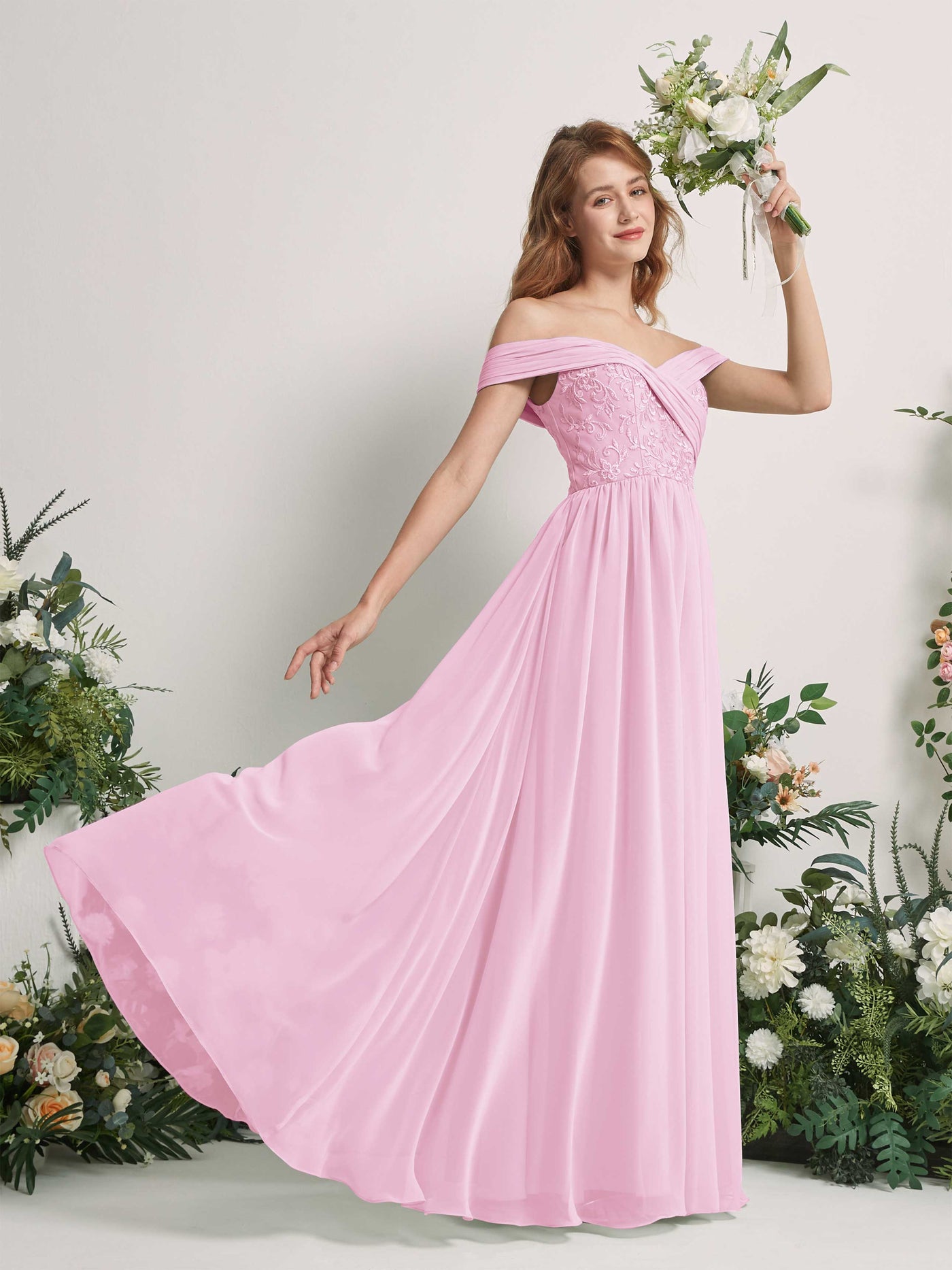Carlyna Vestido de Línea A Hombros Caídos Hasta el Suelo Bordado Vestidos de Dama de Honor Rosa Caramelo #color_rosa-caramelo