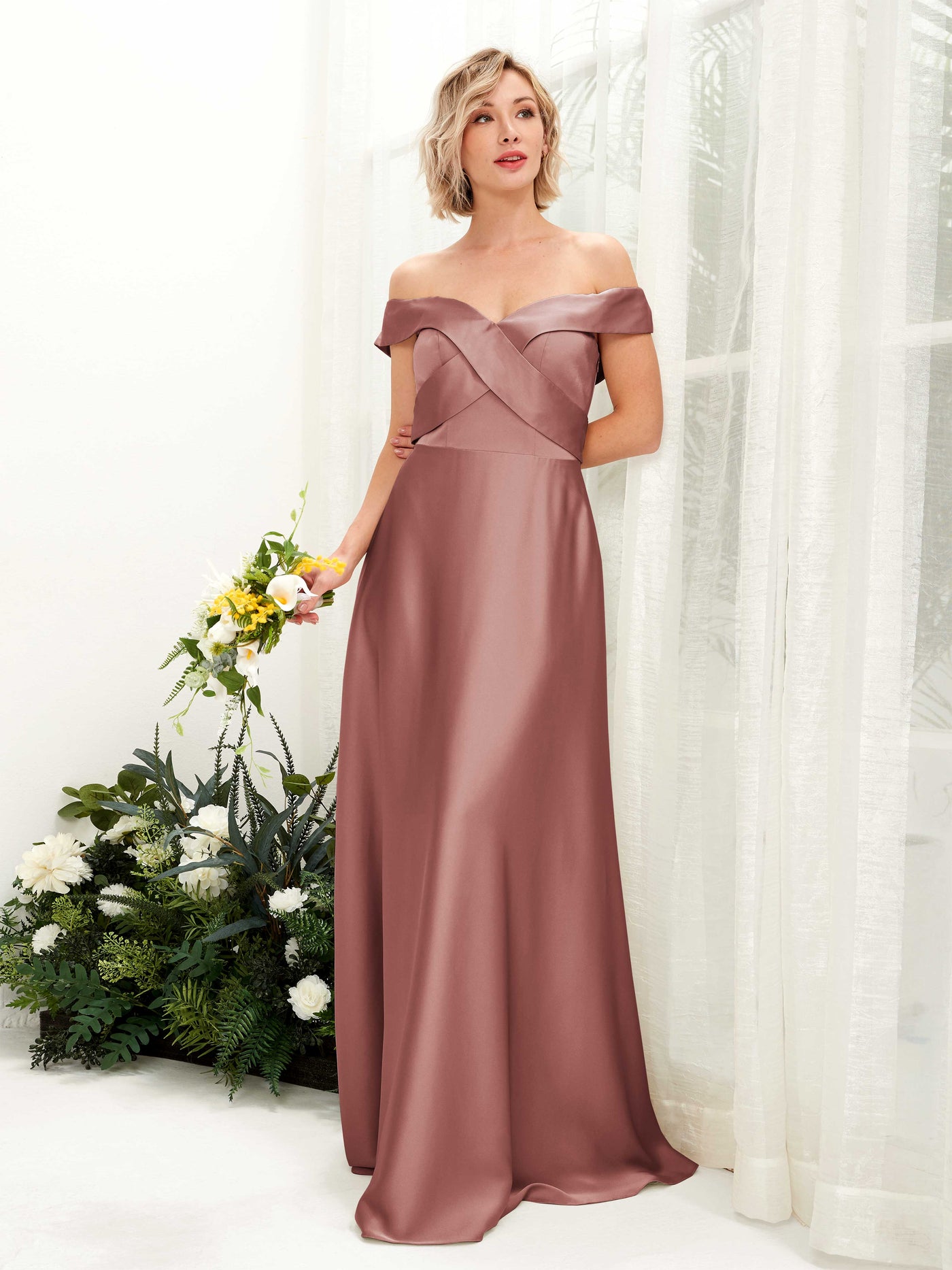 Carlyna Vestido de Línea A Hombros caídos hasta el suelo de satén Rosa Del Desierto #color_rosa-del-desierto