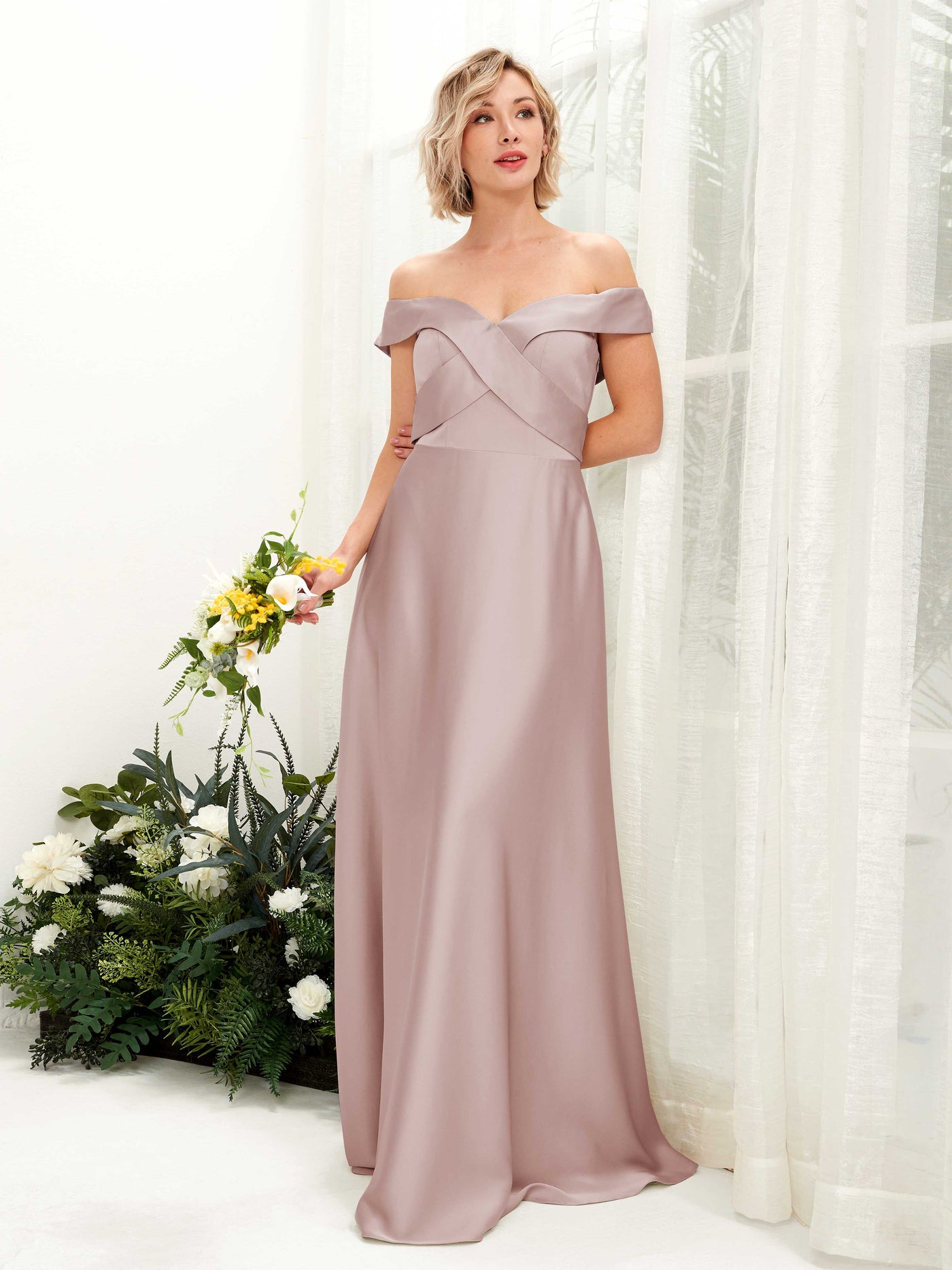Carlyna Vestido de Línea A Hombros caídos hasta el suelo de satén Rosa Polvorienta #color_rosa-polvorienta