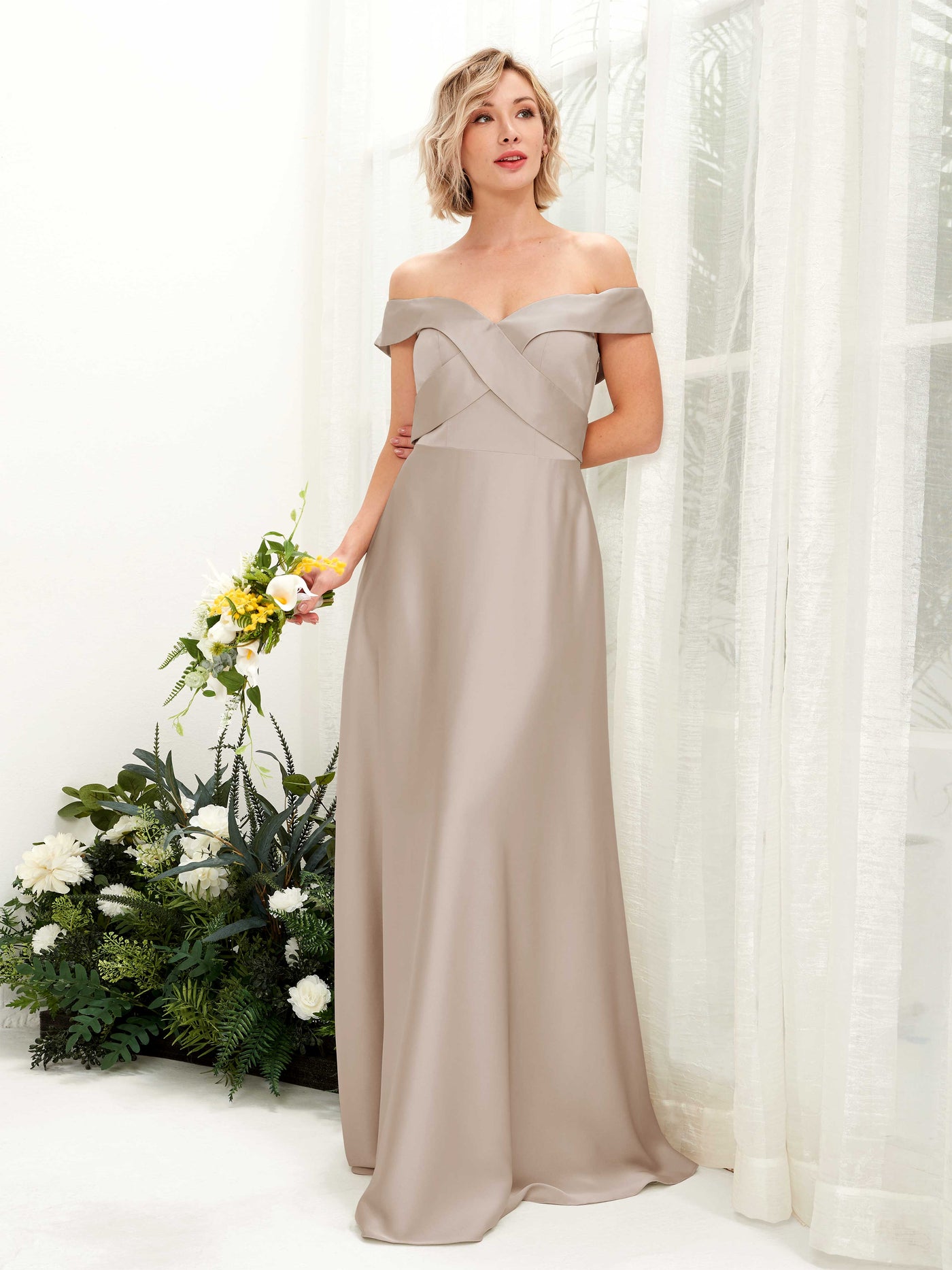 Carlyna Vestido de Línea A Hombros caídos hasta el suelo de satén Taupe #color_taupe