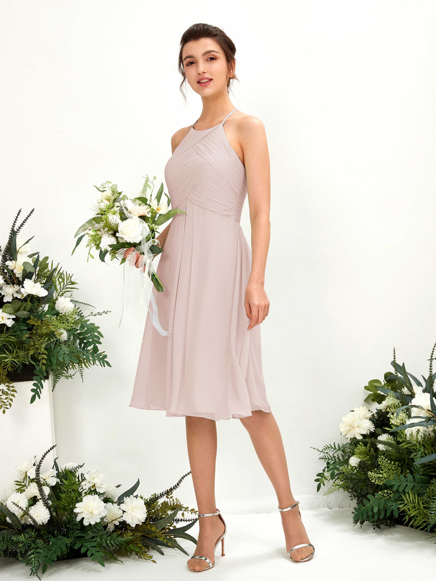 Carlyna Vestido línea A con cuello redondo gasa hasta la rodilla vestido de dama de honor Biscotti #color_biscotti