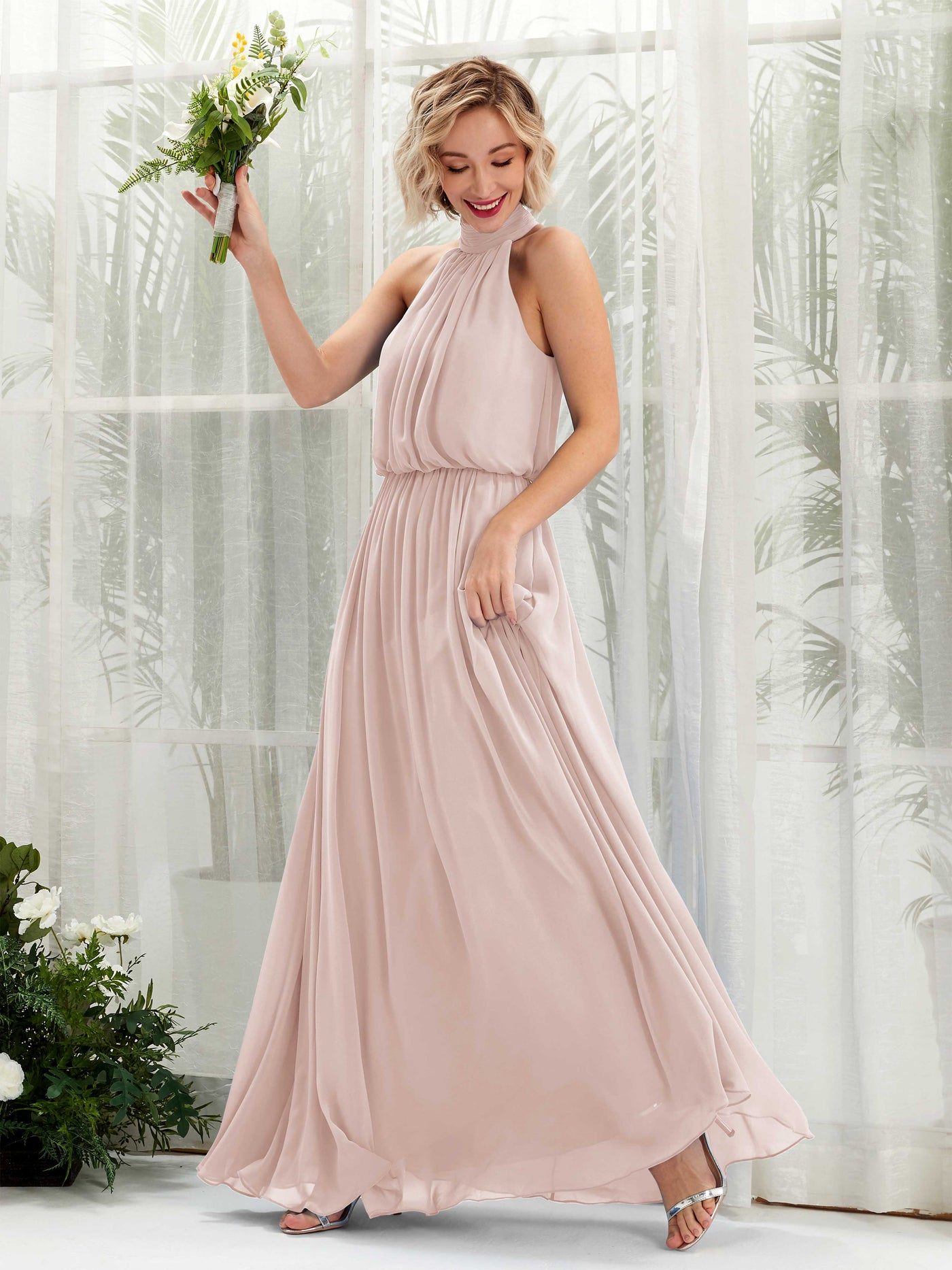 Carlyna Vestido línea A con cuello redondo hasta el suelo de gasa vestidos de dama de honor Biscotti #color_biscotti