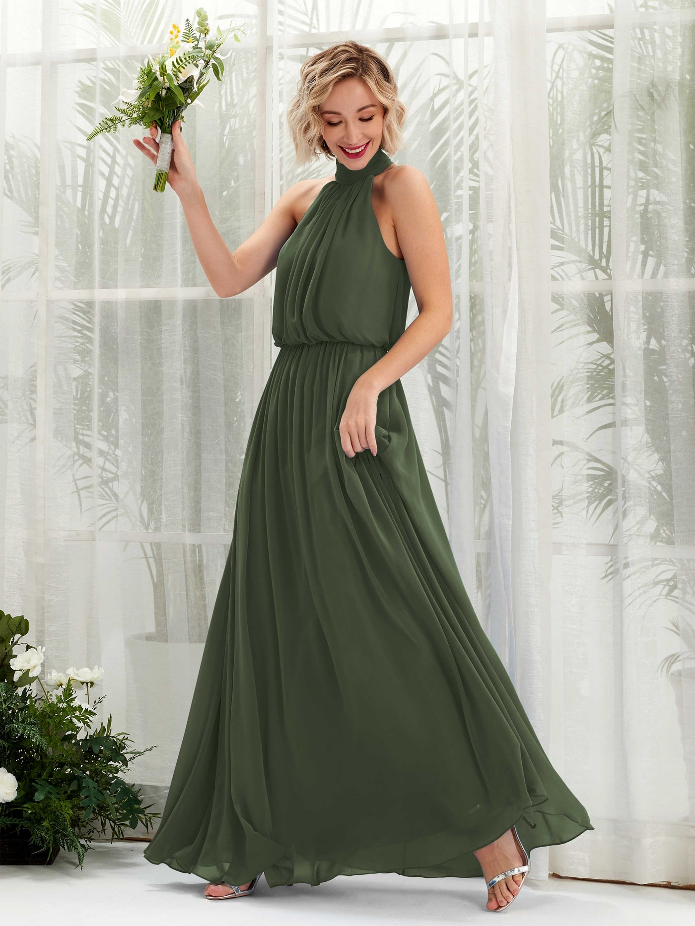 Carlyna Vestido línea A con cuello redondo hasta el suelo de gasa vestidos de dama de honor Oliva Martini #color_oliva-martini