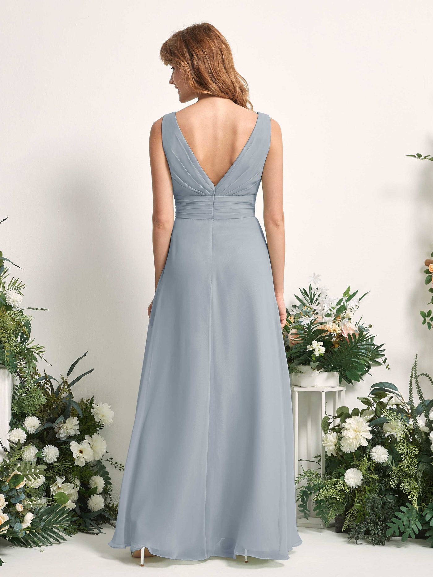 Carlyna Vestido línea A con escote en V hasta el suelo vestido de dama de honor Azul Empolvado Mejorado #color_azul-empolvado-mejorado