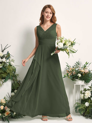 Carlyna Vestido línea A con escote en V hasta el suelo vestido de dama de honor Oliva Martini #color_oliva-martini