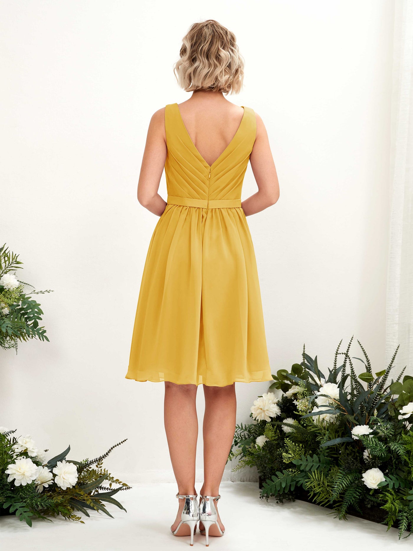 Carlyna Vestido línea A con escote en V hasta la rodilla gasa Amarillo Mostaza #color_amarillo-mostaza