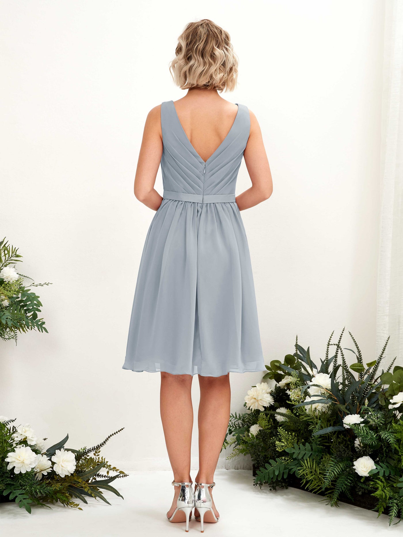 Carlyna Vestido línea A con escote en V hasta la rodilla gasa Azul Empolvado Mejorado #color_azul-empolvado-mejorado