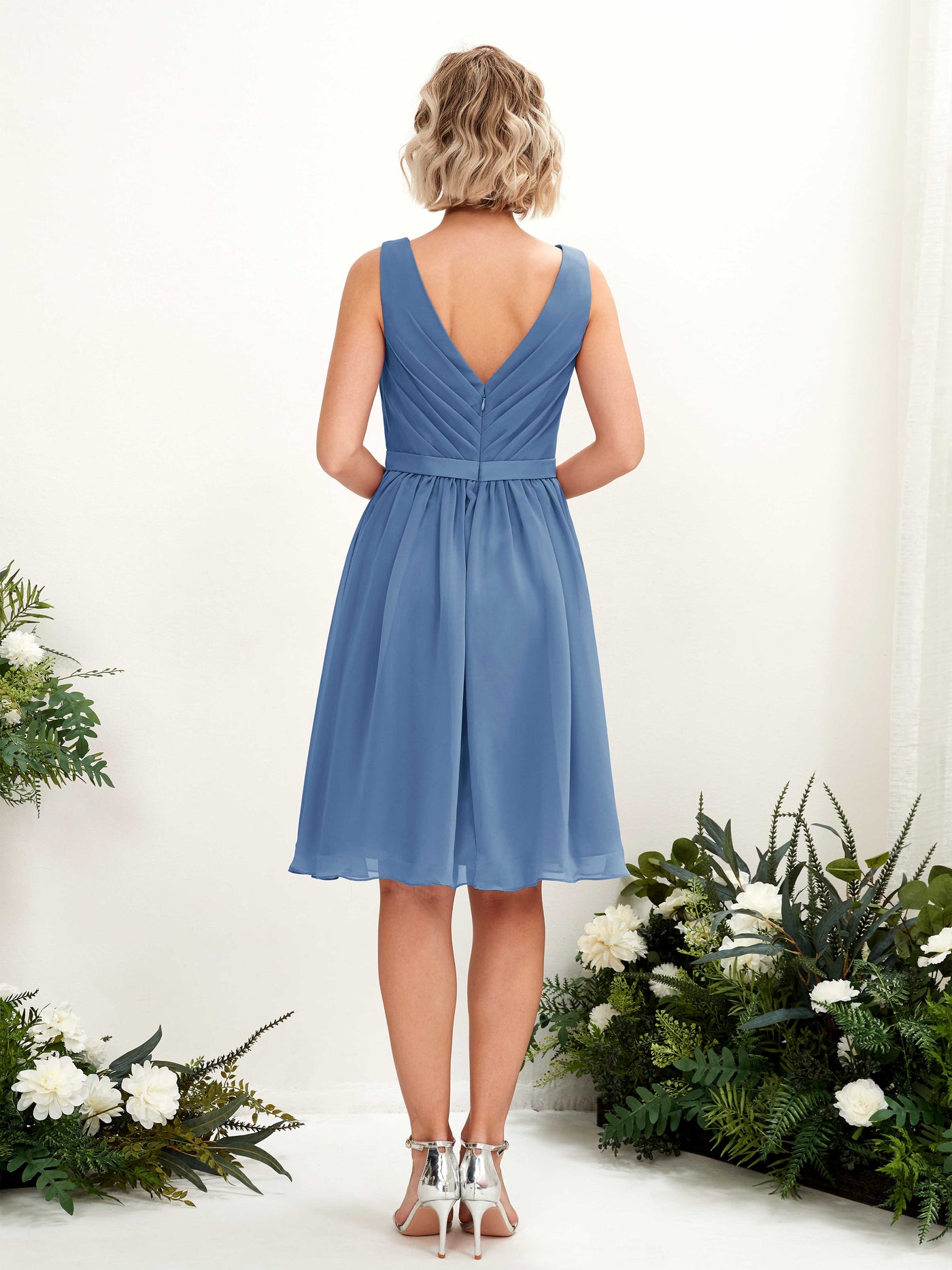 Carlyna Vestido línea A con escote en V hasta la rodilla gasa Azul polvoriento #color_azul-polvoriento
