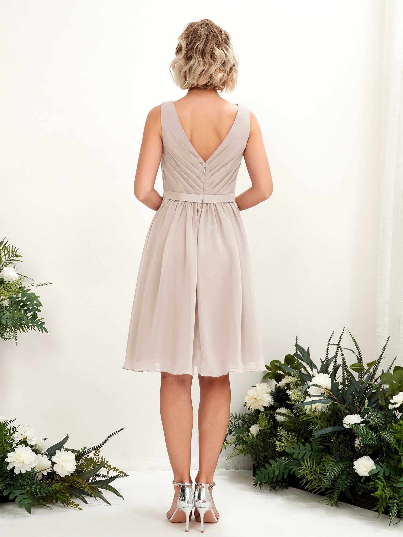 Carlyna Vestido línea A con escote en V hasta la rodilla gasa Champán #color_champ-n