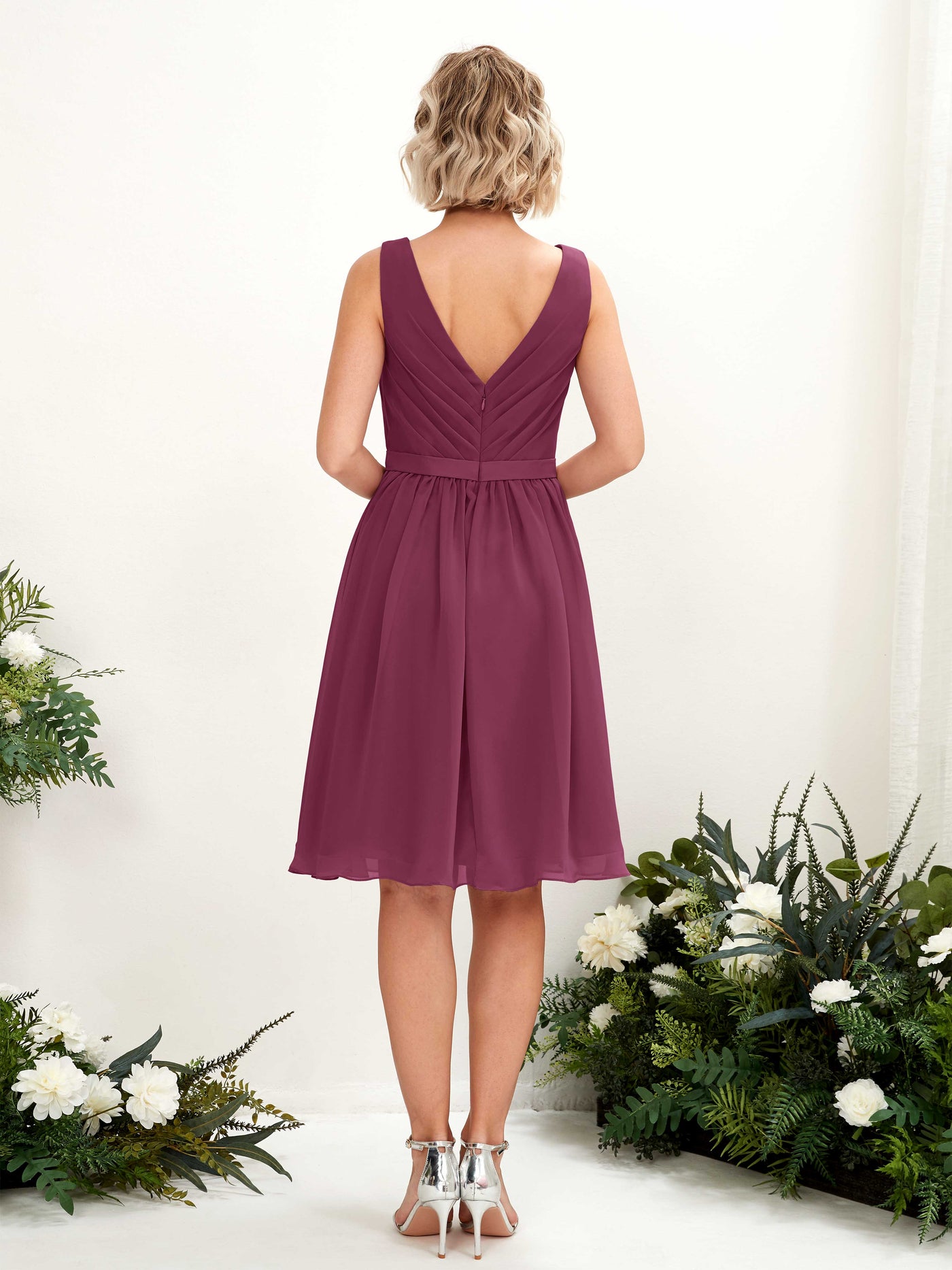 Carlyna Vestido línea A con escote en V hasta la rodilla gasa Chianti #color_chianti