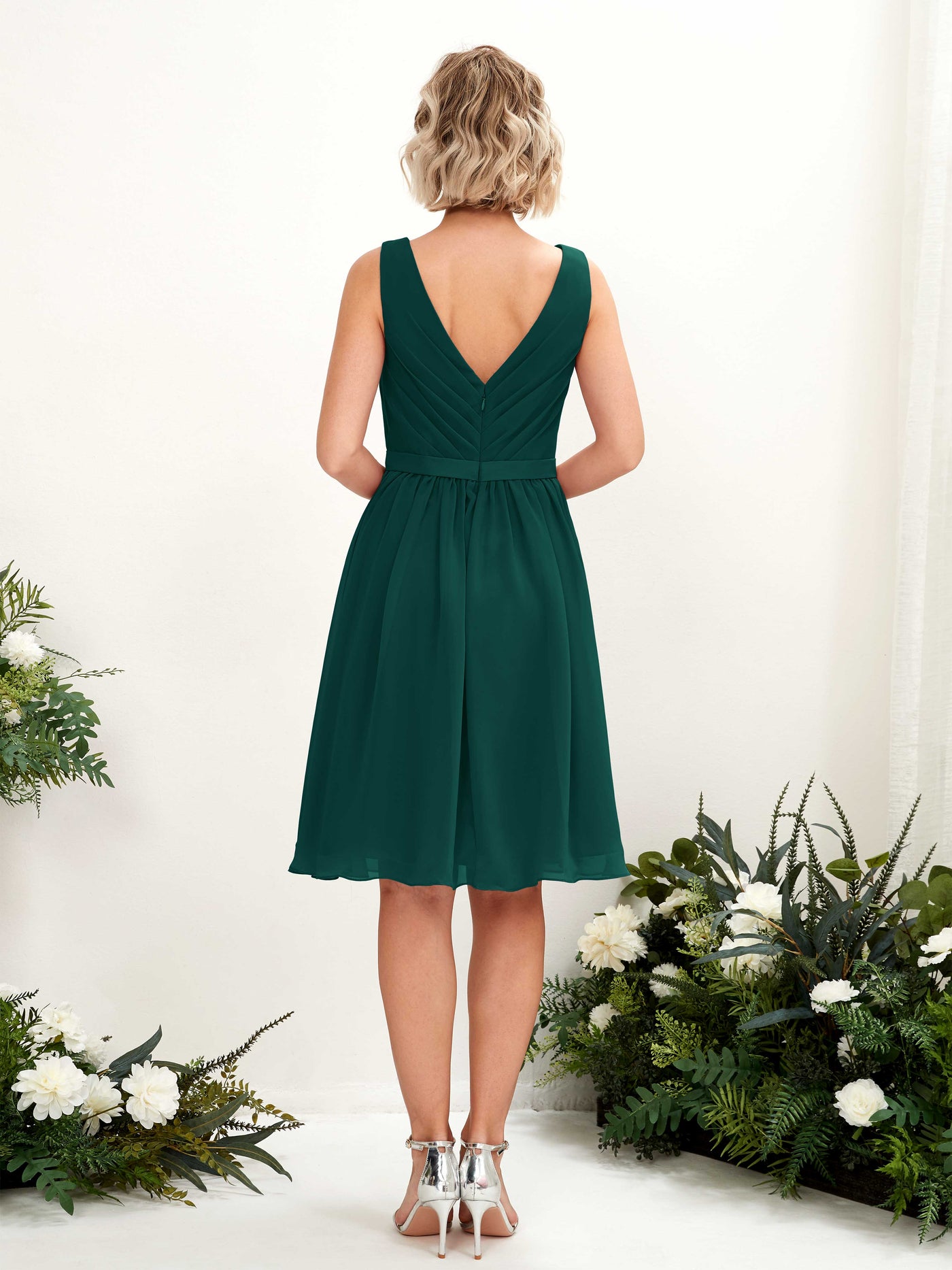 Carlyna Vestido línea A con escote en V hasta la rodilla gasa Esmeralda Oscuro #color_esmeralda-oscuro