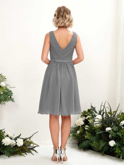 Carlyna Vestido línea A con escote en V hasta la rodilla gasa Gris Acero #color_gris-acero