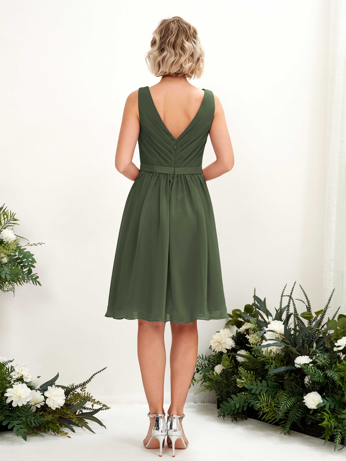 Carlyna Vestido línea A con escote en V hasta la rodilla gasa Oliva Martini #color_oliva-martini