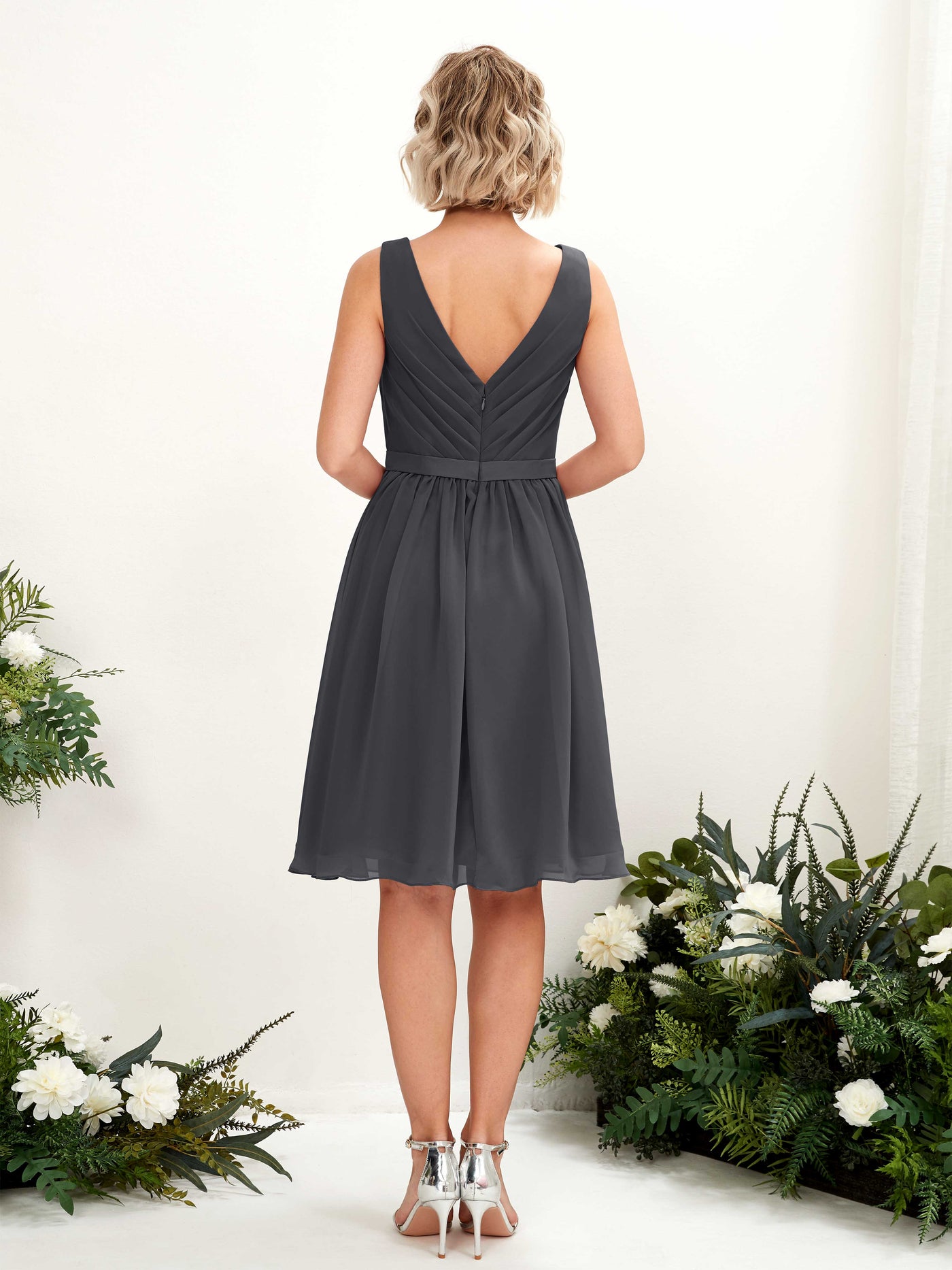 Carlyna Vestido línea A con escote en V hasta la rodilla gasa Peltre #color_peltre