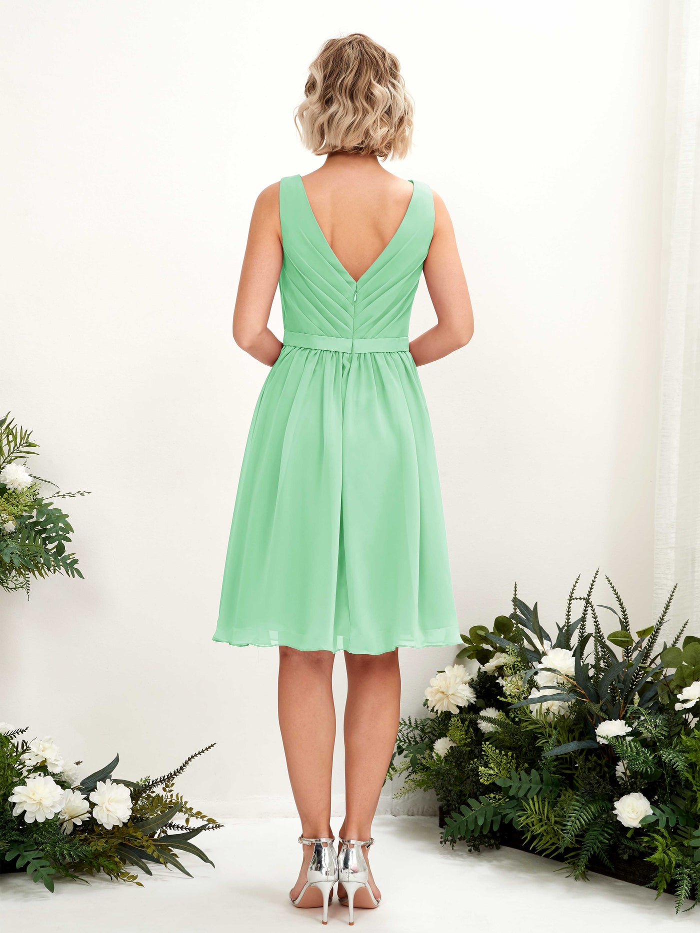 Carlyna Vestido línea A con escote en V hasta la rodilla gasa Verde Menta #color_verde-menta