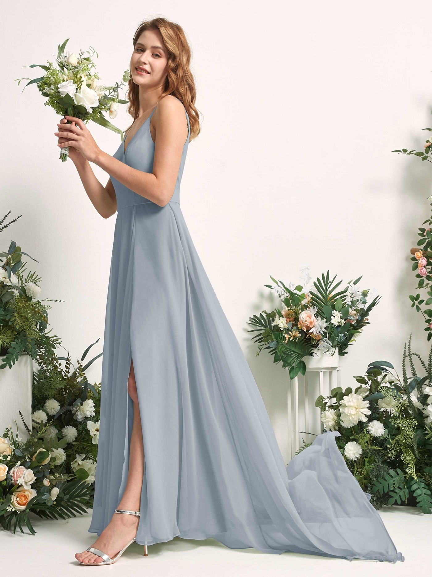 Carlyna Vestido línea A con escote en V y hendidura de pierna hasta el suelo dama de honor Azul Empolvado Mejorado #color_azul-empolvado-mejorado